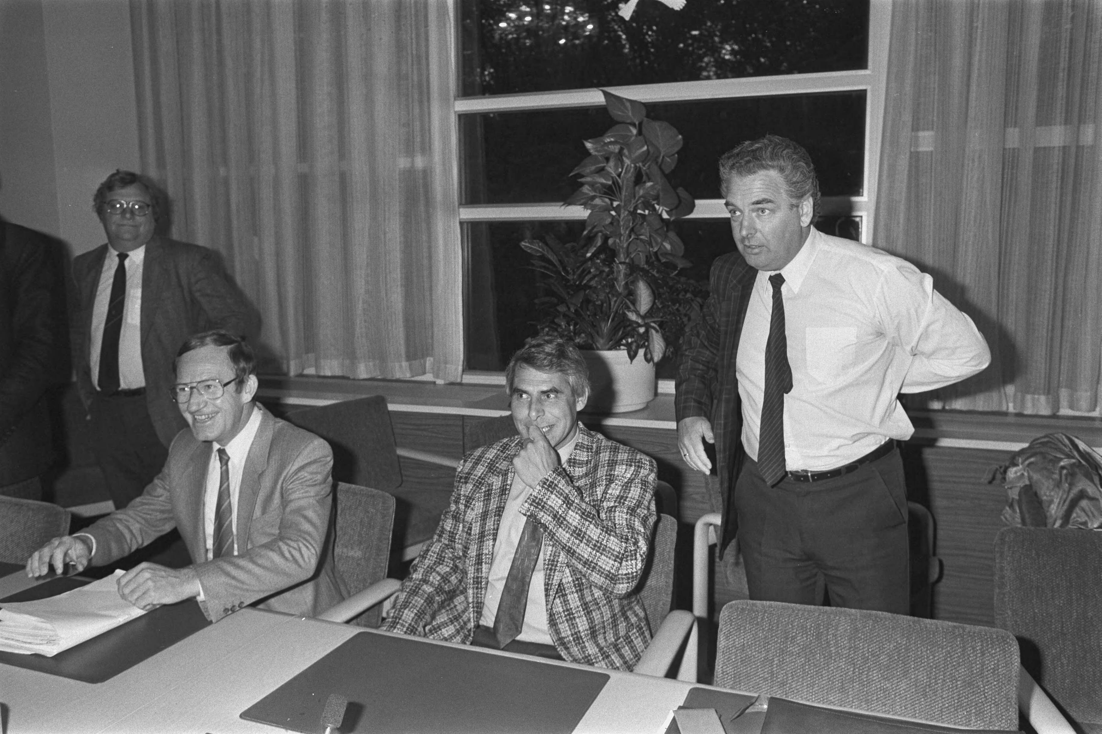 Fotocollectie Anefo — Overleg tussen regering, werkgevers en werknemers in SER-gebouw in Den Haag ; vlnr: voorzitter Hofstede van Stekelenburg, vz Pont — Foto: Croes, Rob C. / Anefo. Licentie: Set B: Rechtenvrij / Publiek Domein. Bron: Nationaal Archief. http://hdl.handle.net/10648/ad590d02-d0b4-102d-bcf8-003048976d84