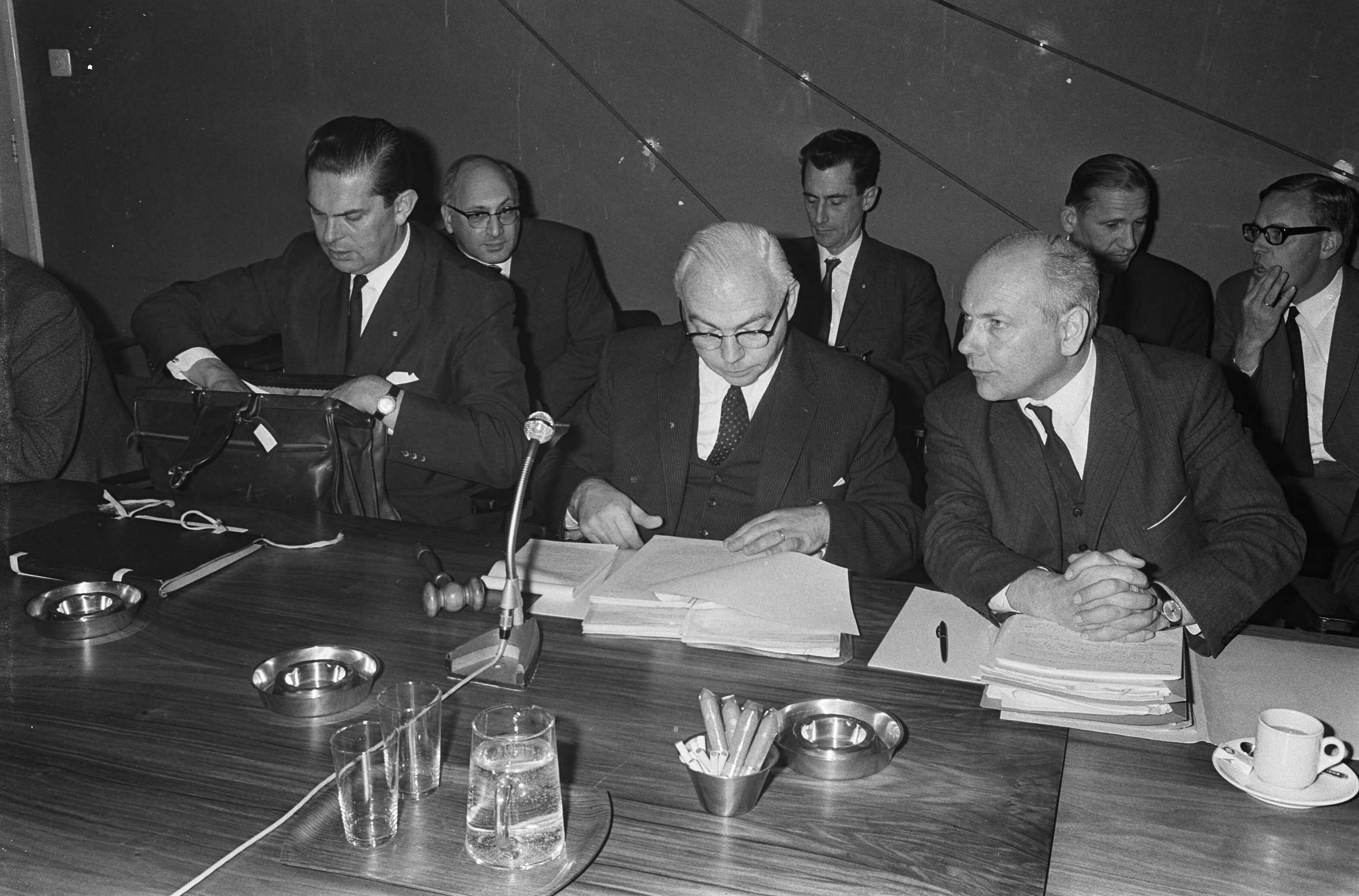 Loonoverleg te Voorburg — Deelnemers aan het loonoverleg; vlnr minister Biesheuvel, minister Veldkamp, minister Den Uyl — Foto: Fotograaf Onbekend / Anefo. Licentie: Set B: Rechtenvrij / Publiek Domein. Bron: Nationaal Archief. http://hdl.handle.net/10648/aacfc7a6-d0b4-102d-bcf8-003048976d84