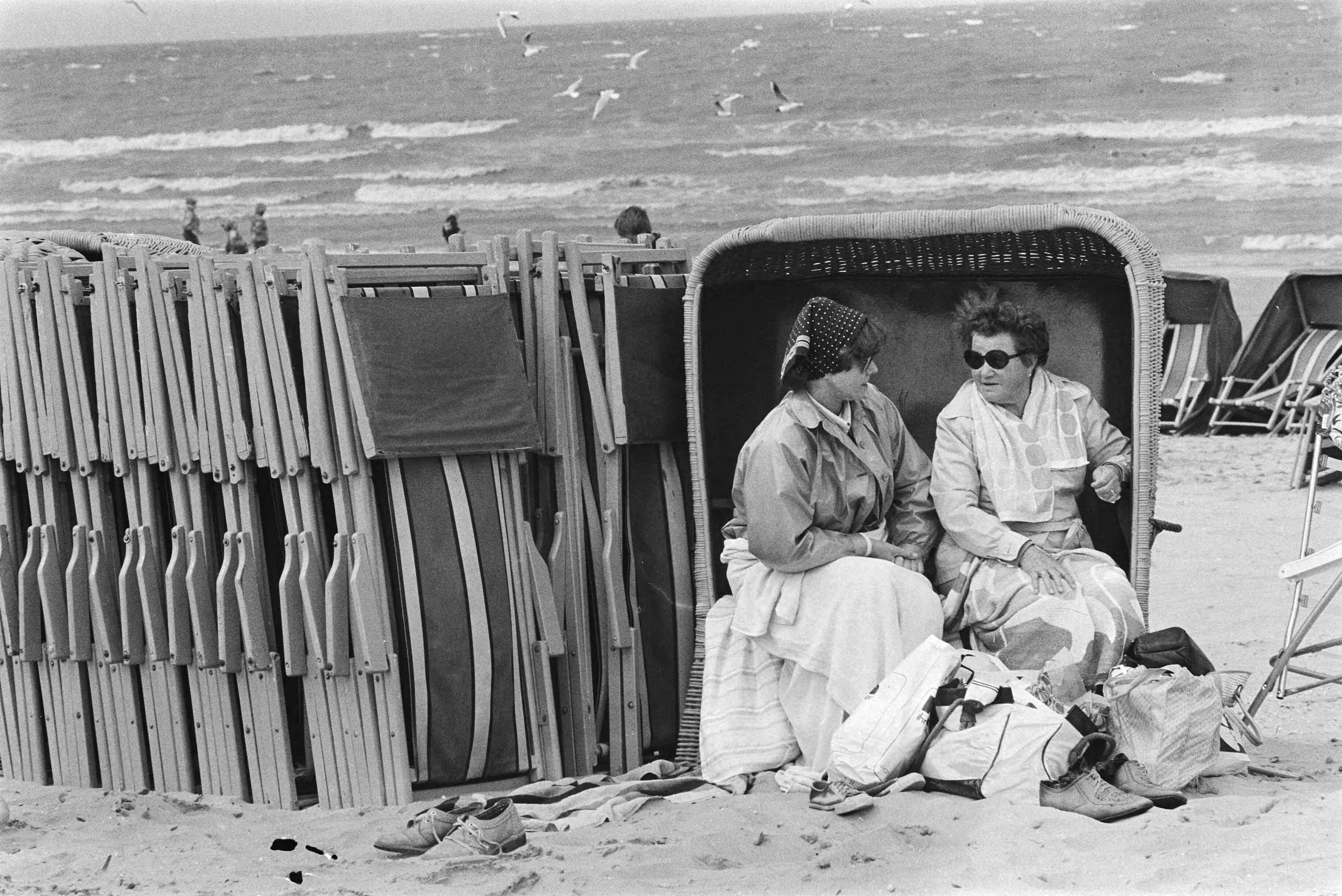 Fotocollectie Anefo — Dik aangekleed in strandstoelen in Zandvoort — Foto: Dijk, Hans van / Anefo. Licentie: Set B: Rechtenvrij / Publiek Domein. Bron: Nationaal Archief. http://hdl.handle.net/10648/acfd83d8-d0b4-102d-bcf8-003048976d84