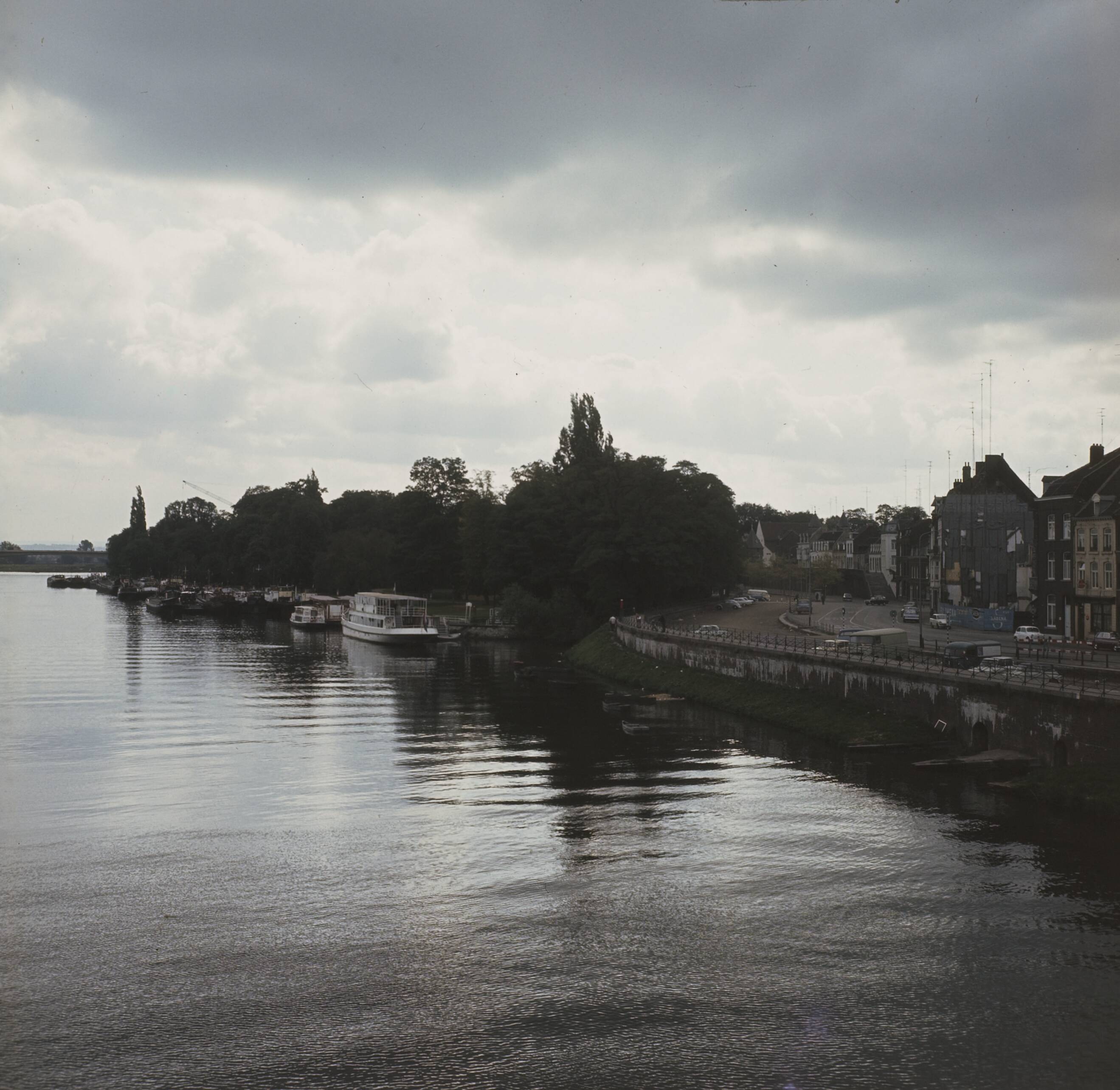 Fotocollectie Anefo — Maastricht: stadsgezichten; de Maas met oud Maastricht — Foto: Nijs, Jac. de / Anefo. Licentie: Set B: Rechtenvrij / Publiek Domein. Bron: Nationaal Archief. http://hdl.handle.net/10648/ad8e94ae-d0b4-102d-bcf8-003048976d84