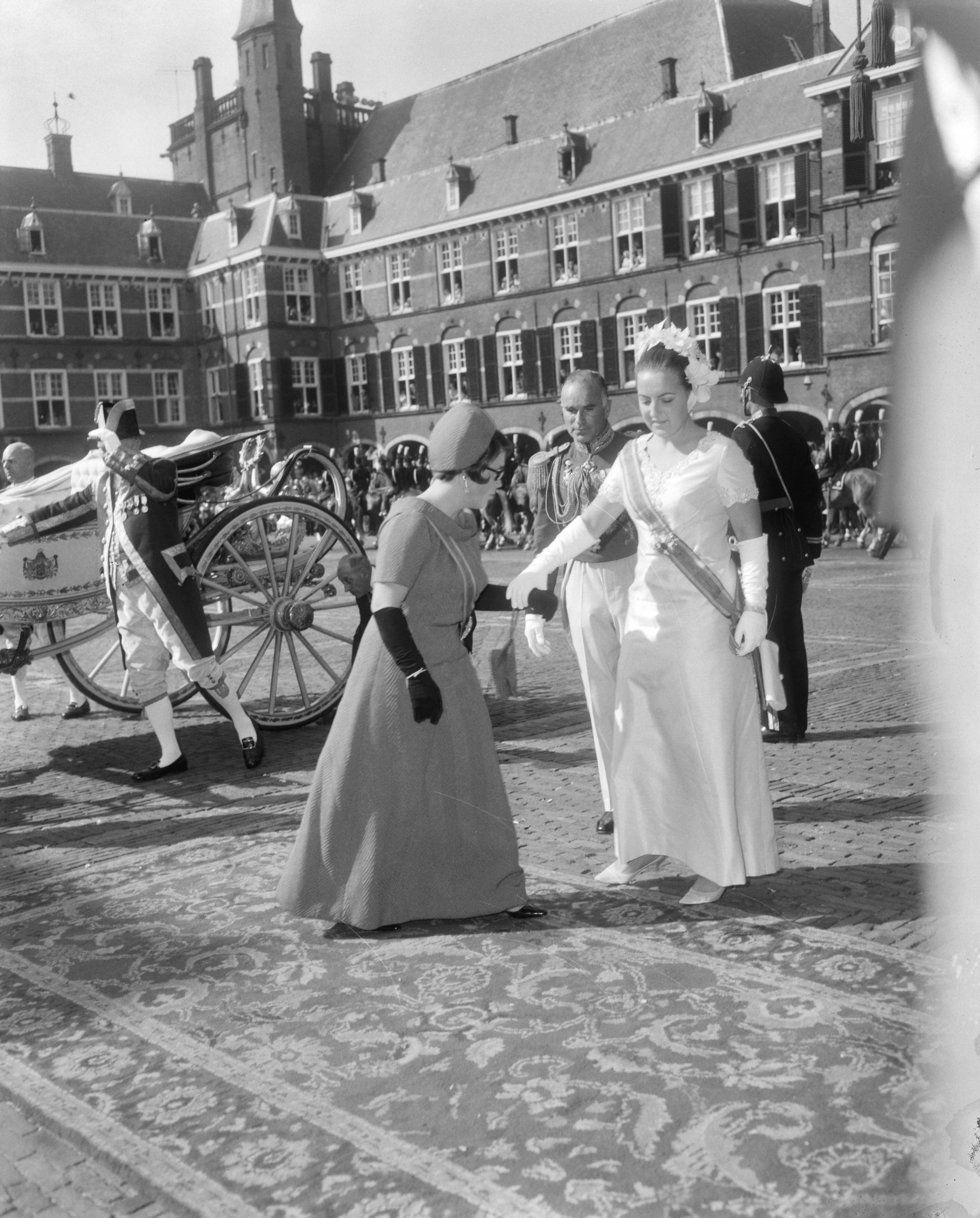 Prinsjesdag 1966 in Den Haag — Aankomst van prinses Margriet en prinses Christina bij de Ridderzaal — Foto: Kroon, Ron / Anefo. Licentie: Set B: Rechtenvrij / Publiek Domein. Bron: Nationaal Archief. http://hdl.handle.net/10648/aafd25d4-d0b4-102d-bcf8-003048976d84