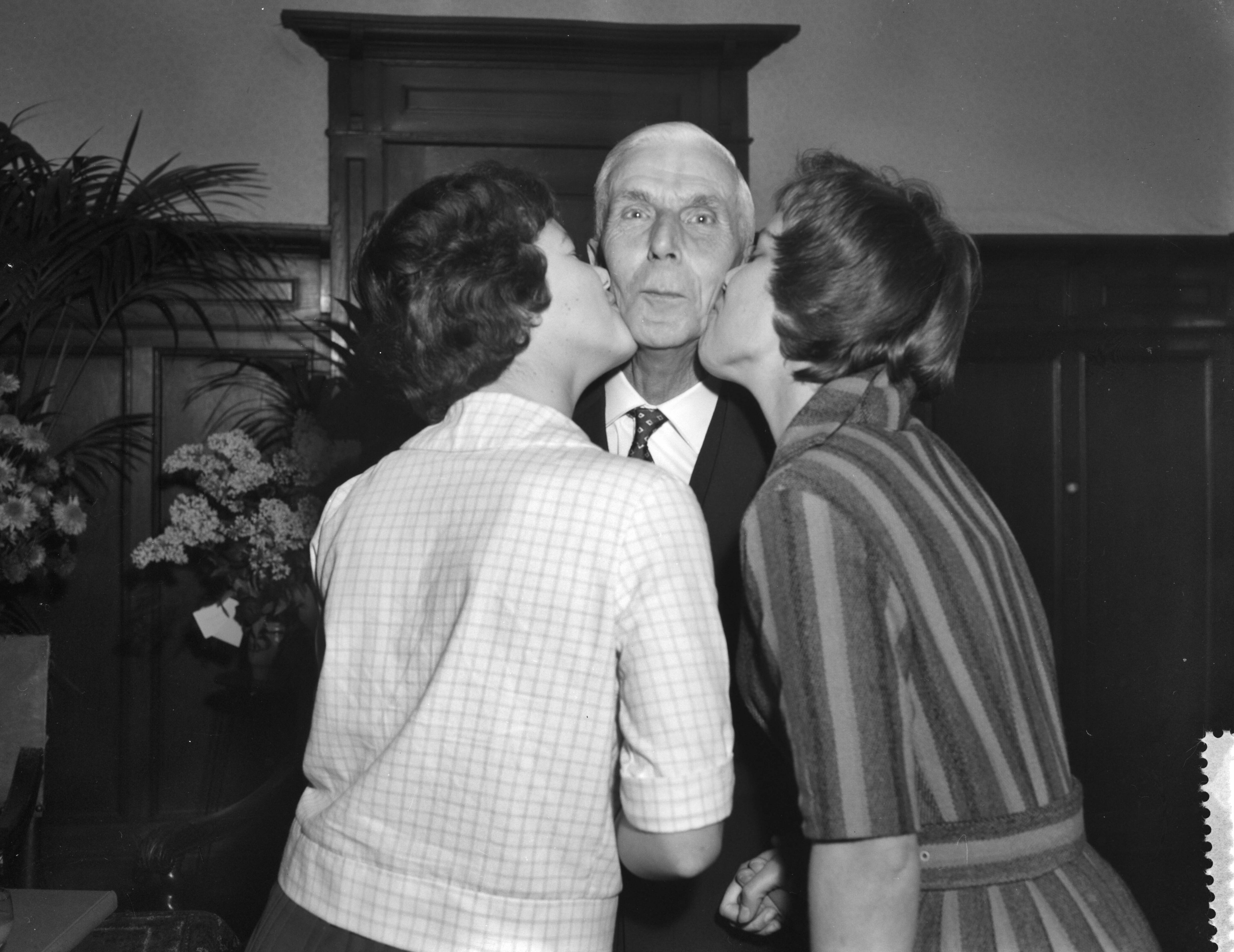 Fotocollectie Anefo — De heer H. J. Voors , secretaris van de Koninklijke Algemene Vereniging van Bloembollencultuur te Haarlem is gehuldigd i.v.m. zijn 40-jarig jubileum — Foto: Rossem, Wim van / Anefo. Licentie: Set B: Rechtenvrij / Publiek Domein. Bron: Nationaal Archief. http://hdl.handle.net/10648/a9a3c12a-d0b4-102d-bcf8-003048976d84