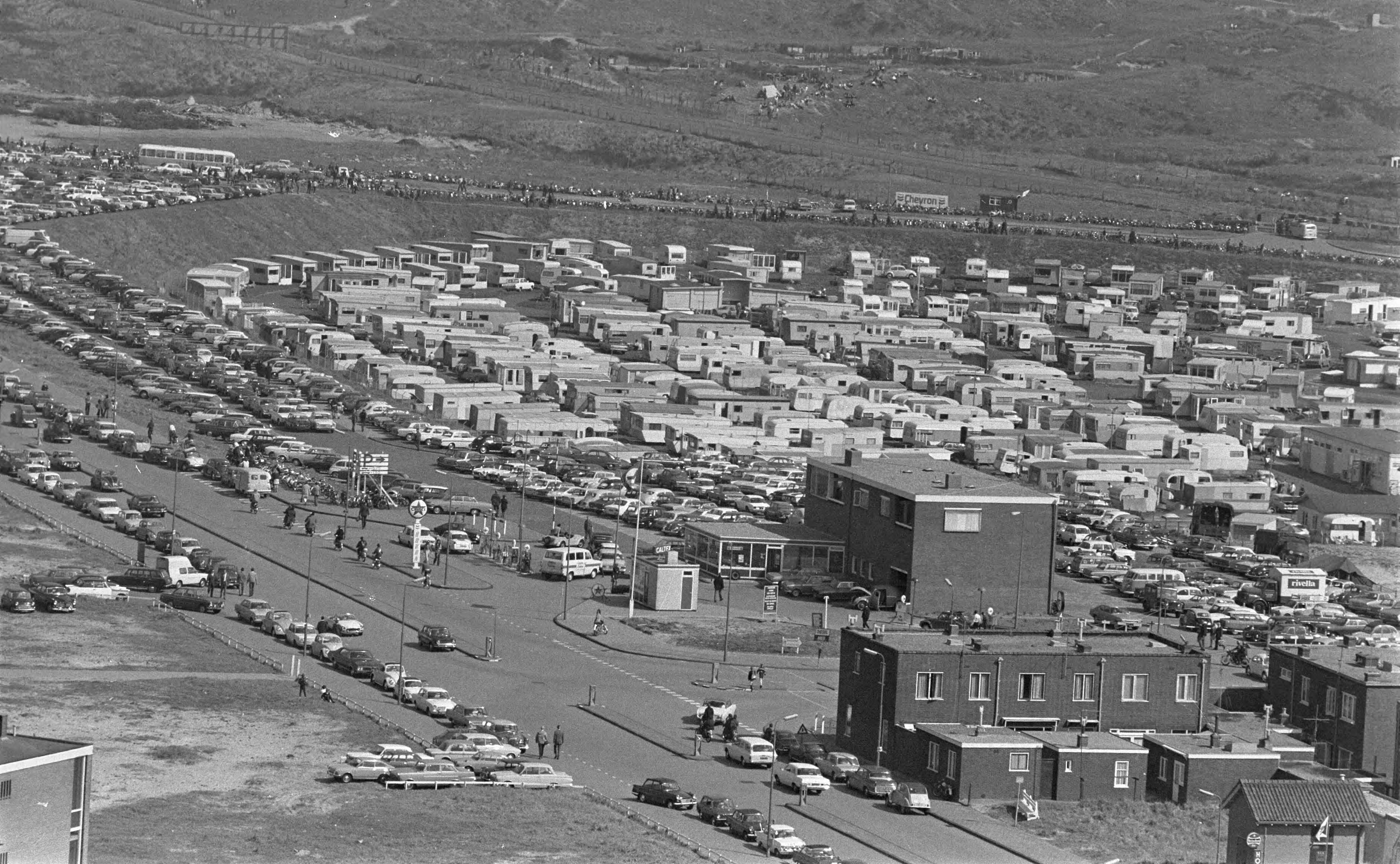 Fotocollectie Anefo — Zonaanbidders op strand Zandvoort strand met stoelen, overzicht, camping — Foto: Evers, Joost / Anefo. Licentie: Set B: Rechtenvrij / Publiek Domein. Bron: Nationaal Archief. http://hdl.handle.net/10648/ab649d68-d0b4-102d-bcf8-003048976d84