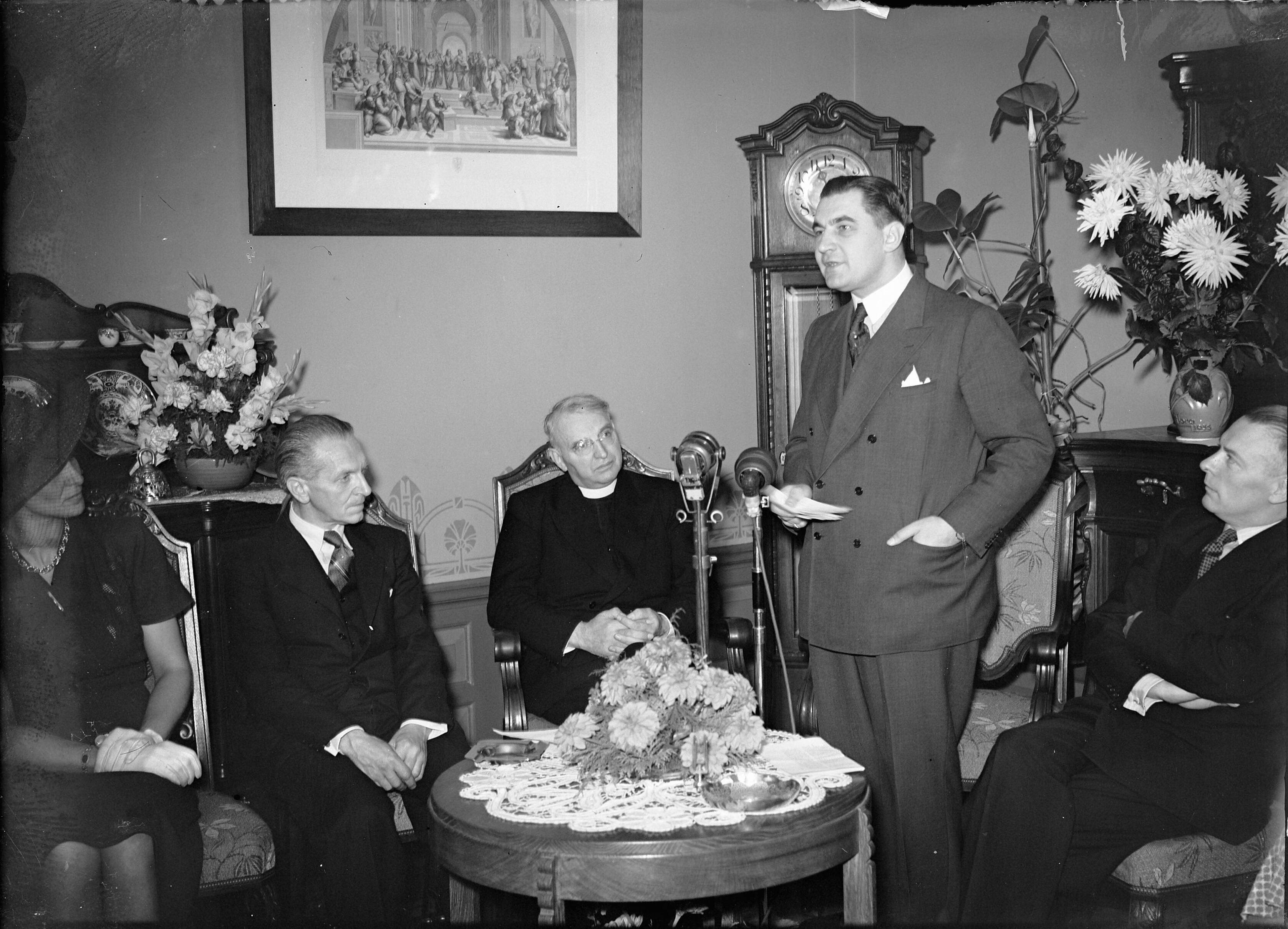 Fotocollectie Anefo — Pater Henri de Greeve wordt gedecoreerd door minister Sassen — Foto: Oorschot, […] van / Anefo. Licentie: Set B: Rechtenvrij / Publiek Domein. Bron: Nationaal Archief. http://hdl.handle.net/10648/a8bb5476-d0b4-102d-bcf8-003048976d84