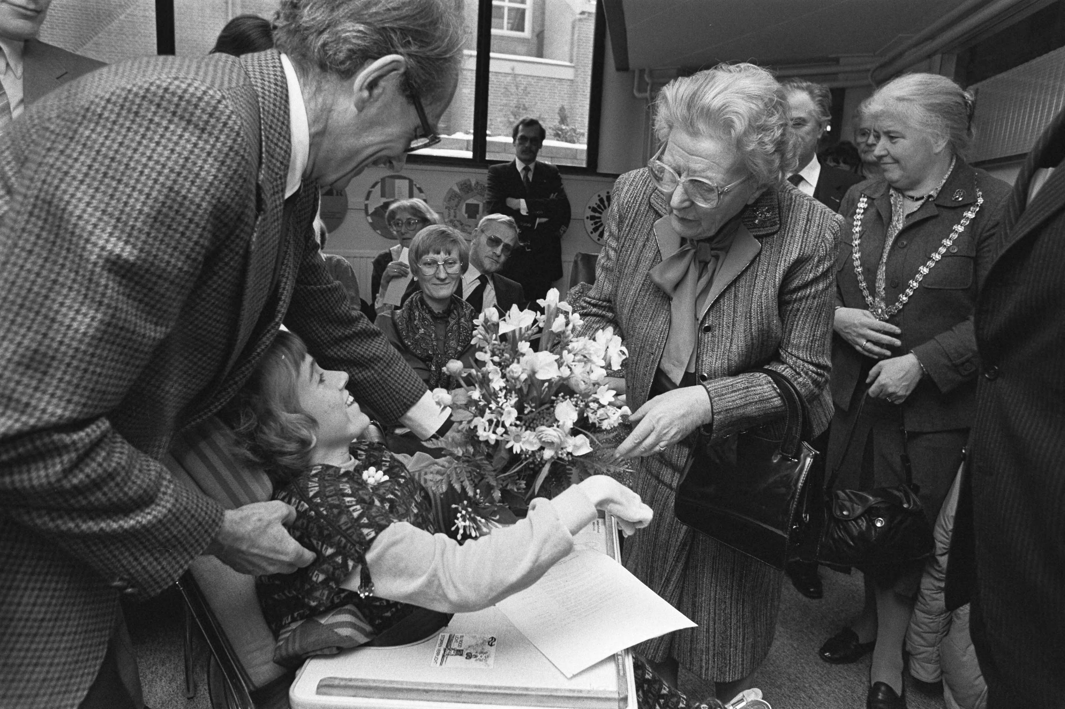 Fotocollectie Anefo — Juliana opent in Utrecht info-centrum Stichting Informatie en Documentatie t.b.v. het gehandicapt kind en ouders — Foto: Croes, Rob C. / Anefo. Licentie: Set B: Rechtenvrij / Publiek Domein. Bron: Nationaal Archief. http://hdl.handle.net/10648/ad0b89ba-d0b4-102d-bcf8-003048976d84