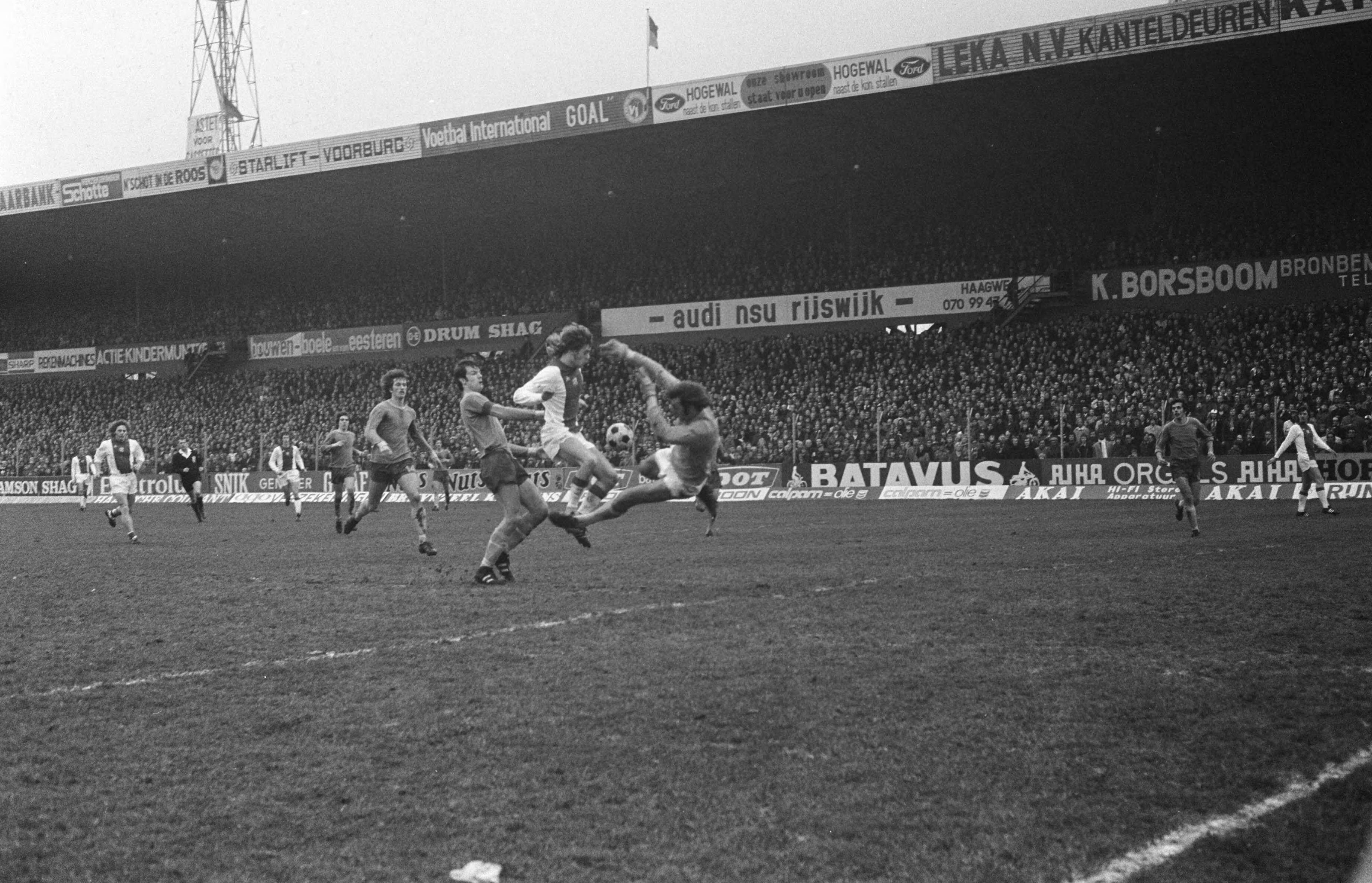 Den Haag tegen Ajax: 0-1 — Rep in duel met keeper Thie — Foto: Fotograaf Onbekend / Anefo. Licentie: Set B: Rechtenvrij / Publiek Domein. Bron: Nationaal Archief. http://hdl.handle.net/10648/ac417d50-d0b4-102d-bcf8-003048976d84