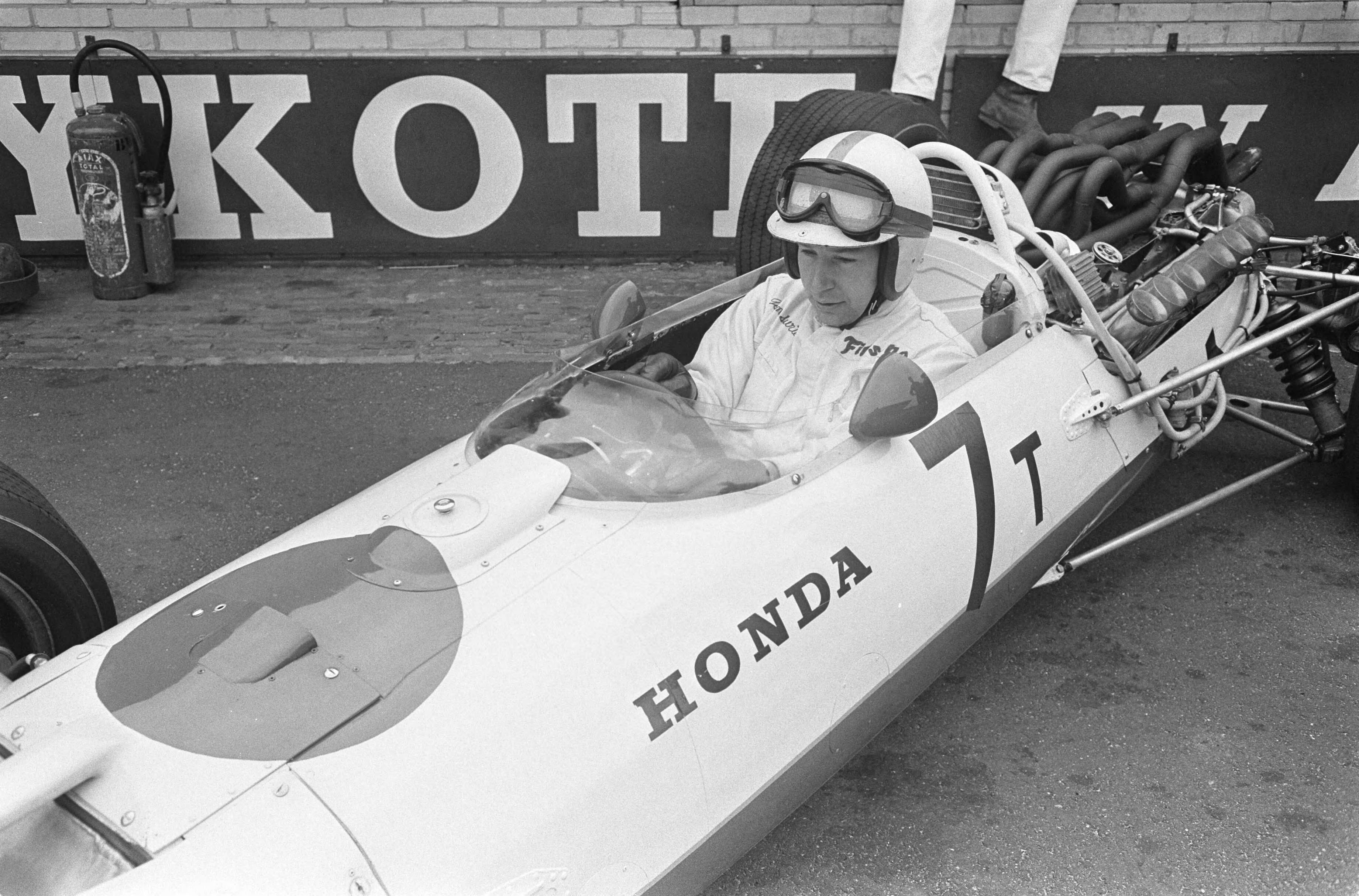 Fotocollectie Anefo — Training Grand Prix te Zandvoort — Foto: Koch, Eric / Anefo. Licentie: Set B: Rechtenvrij / Publiek Domein. Bron: Nationaal Archief. http://hdl.handle.net/10648/ab1acc56-d0b4-102d-bcf8-003048976d84