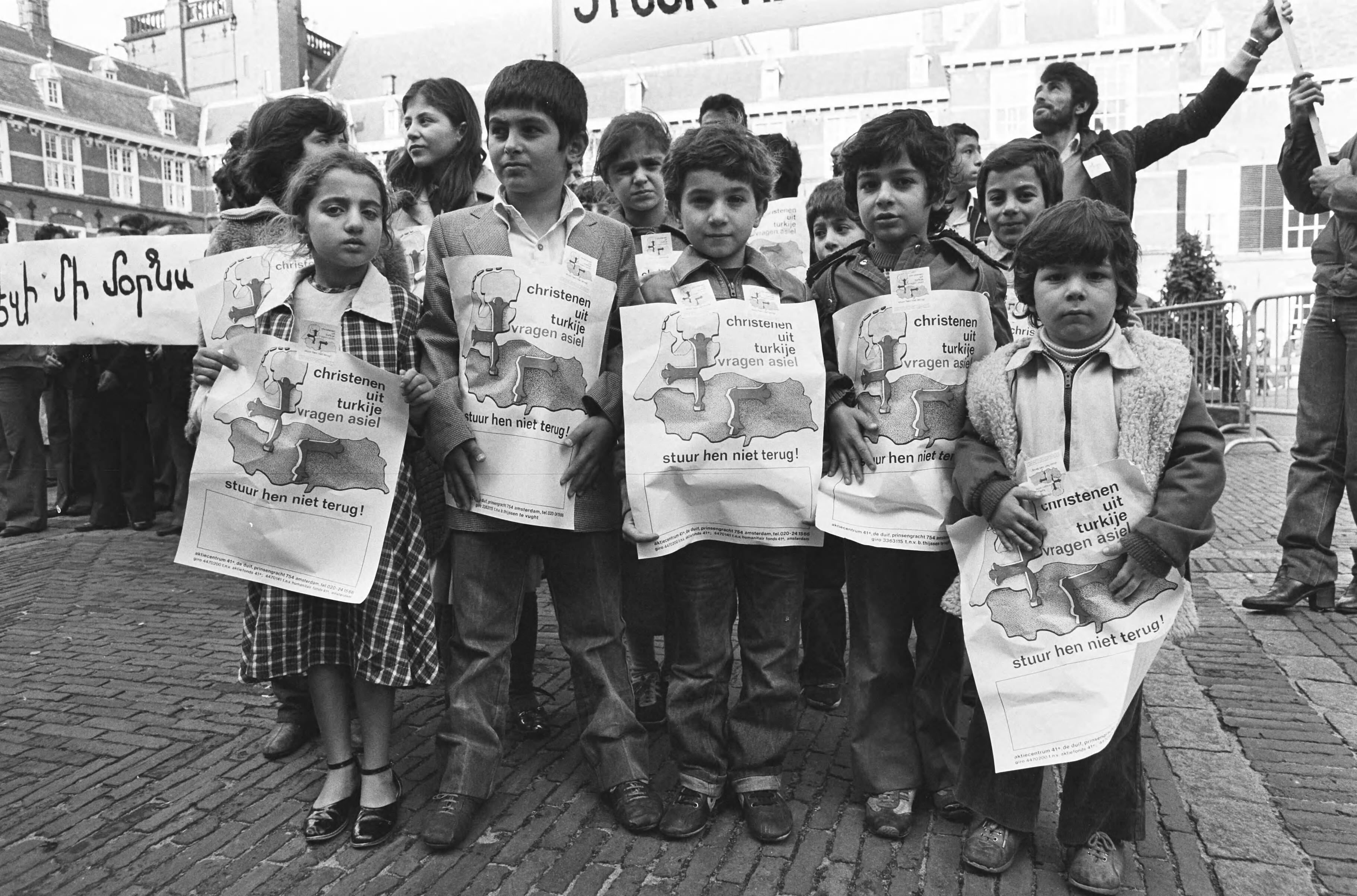 Fotocollectie Anefo — Dem. van 200 christelijke Turken op Binnenhof in Den Haag gericht tegen feit dat vele met uitzetting uit Nederland worden bedreigd — Foto: Antonisse, Marcel / Anefo. Licentie: Set B: Rechtenvrij / Publiek Domein. Bron: Nationaal Archief. http://hdl.handle.net/10648/aceba122-d0b4-102d-bcf8-003048976d84