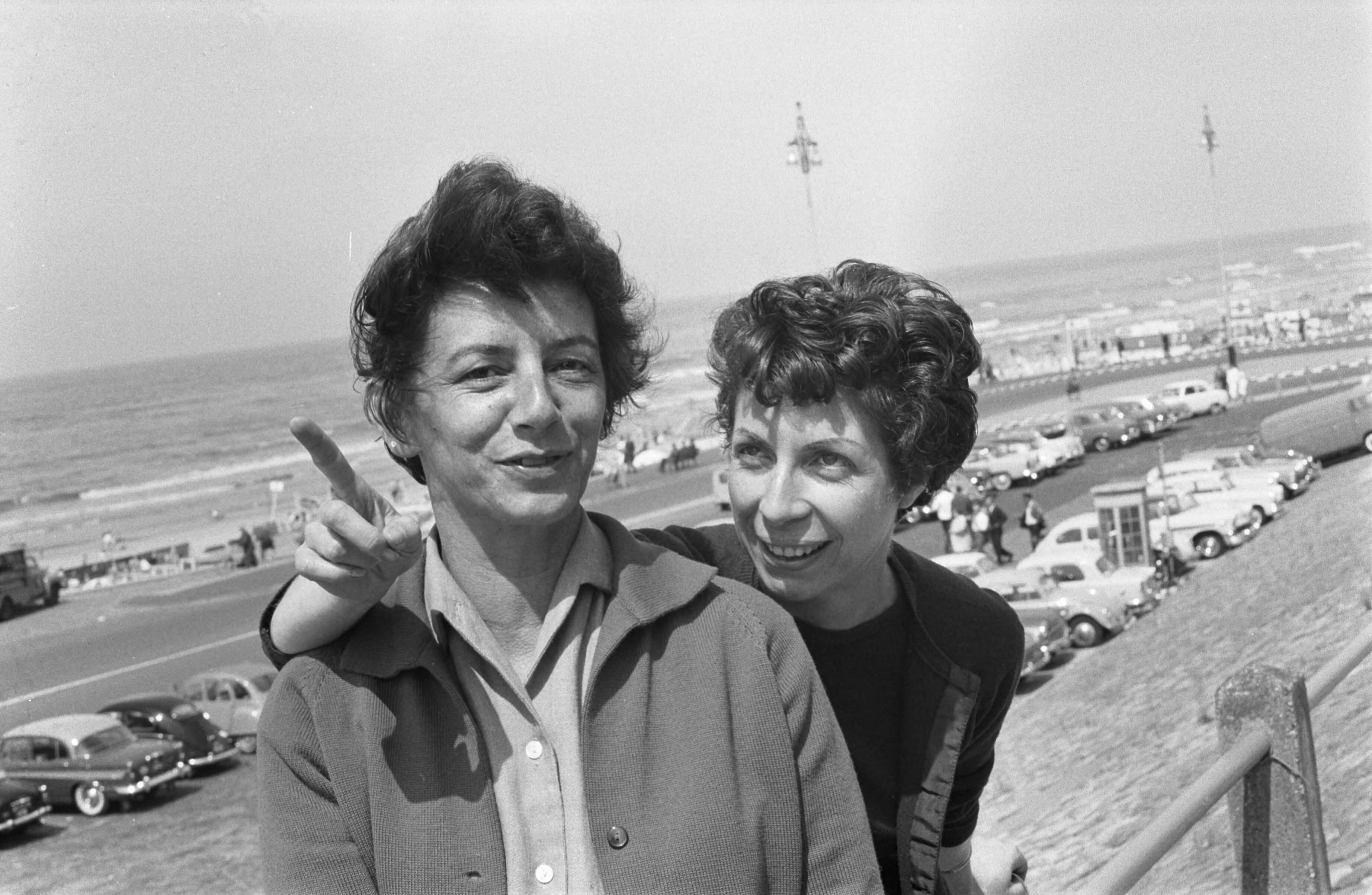 Fotocollectie Anefo — Franse chansonkunstenaars in Scheveningen. Simone Bartel en Katherina Renn (links) — Foto: Rossem, Wim van / Anefo. Licentie: Set B: Rechtenvrij / Publiek Domein. Bron: Nationaal Archief. http://hdl.handle.net/10648/a9da8192-d0b4-102d-bcf8-003048976d84