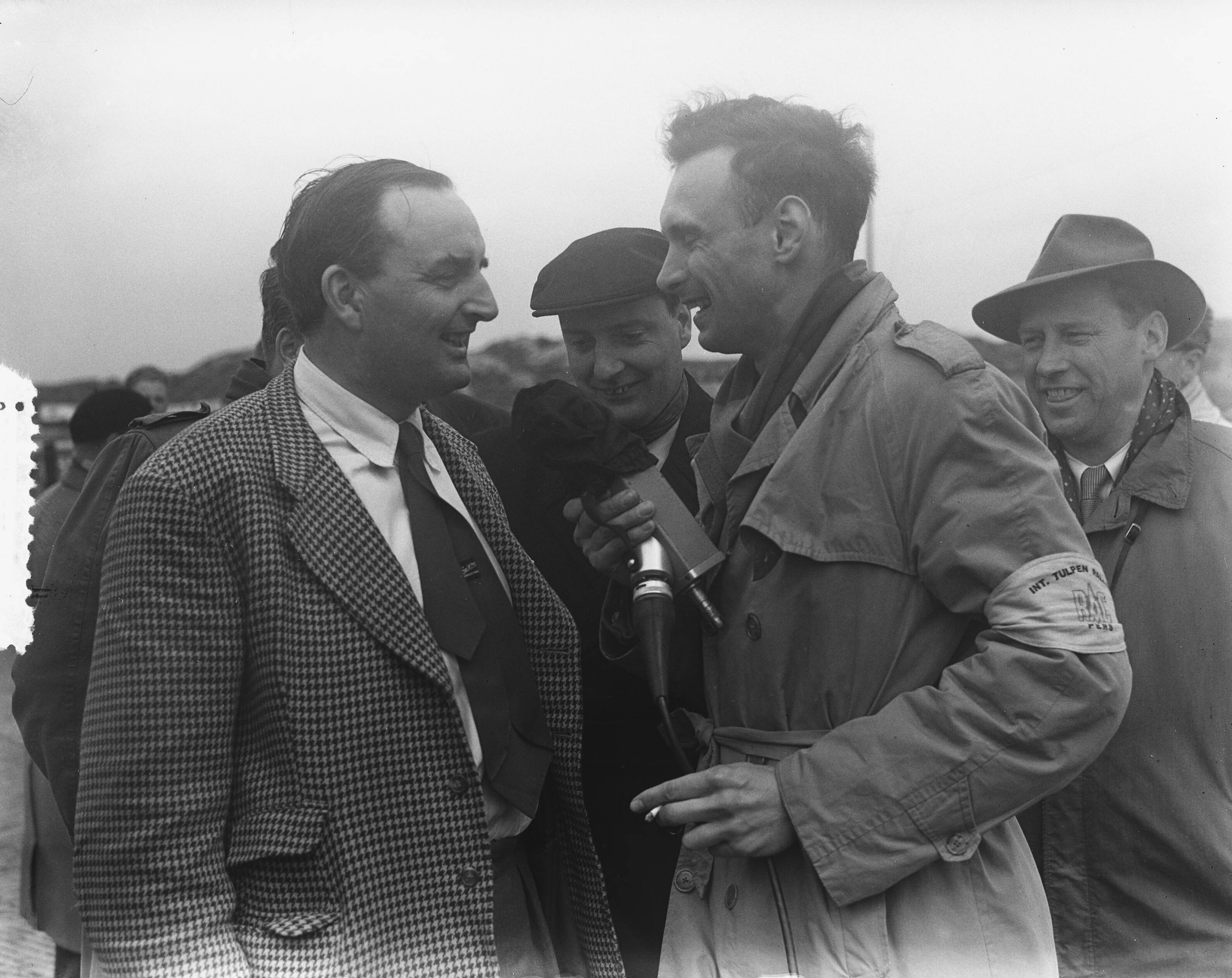 Fotocollectie Anefo — Tulpenrallye. Beslissingsrit op het circuit van Zandvoort. Winnaar J.W.E. Banks wordt geinterviewd — Foto: Pot, Harry / Anefo. Licentie: Set B: Rechtenvrij / Publiek Domein. Bron: Nationaal Archief. http://hdl.handle.net/10648/a90b3040-d0b4-102d-bcf8-003048976d84