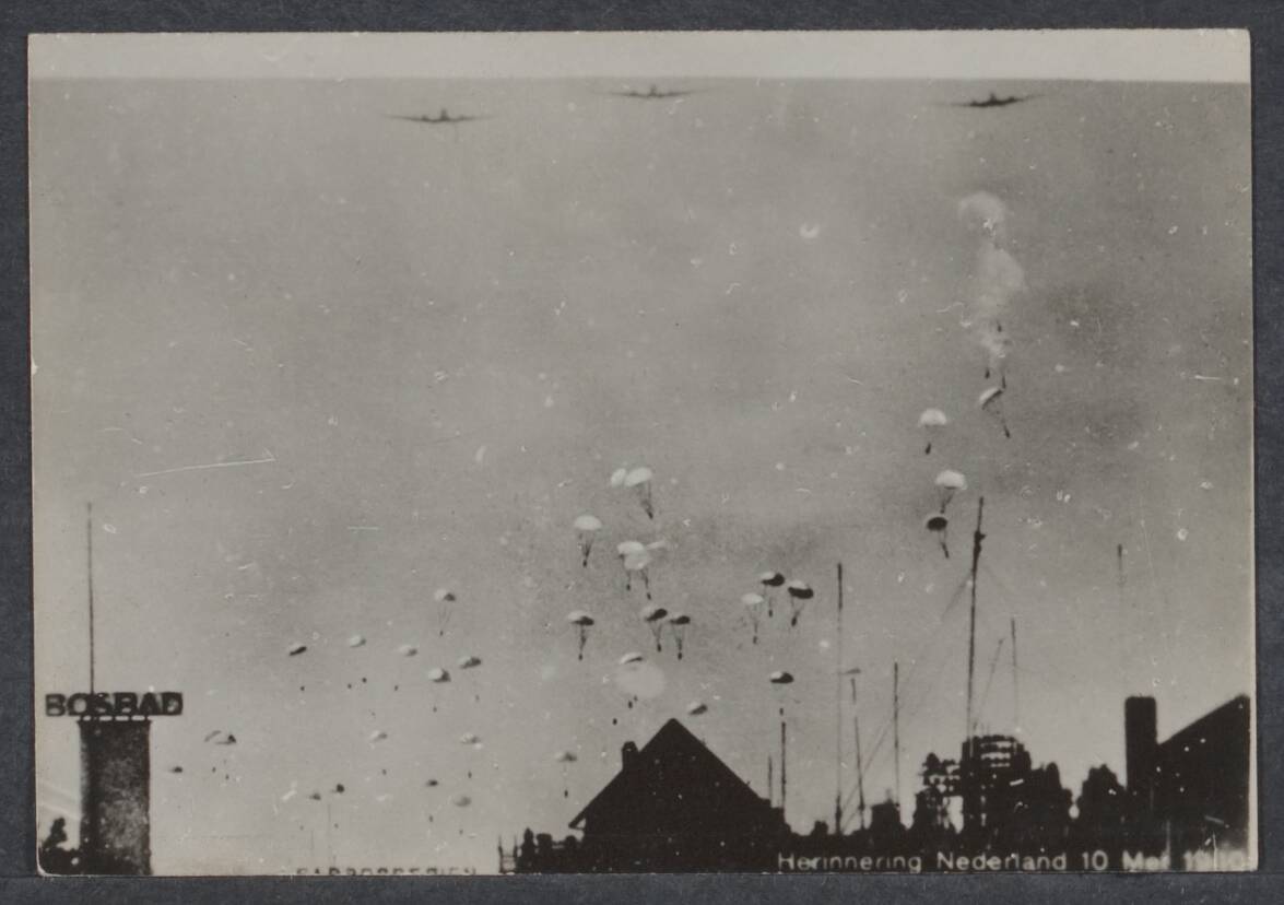 B. Nederlands Front - Meidagen '40. — Duitse parachutisten boven Bezuidenhout te Den Haag — Foto: Onbekend / Publiek Domein of Rechtenvrij. Licentie: Set B: Rechtenvrij / Publiek Domein. Bron: Nationaal Archief. http://hdl.handle.net/10648/be496b3b-57c4-6ed1-52d6-35c5aec6a08d