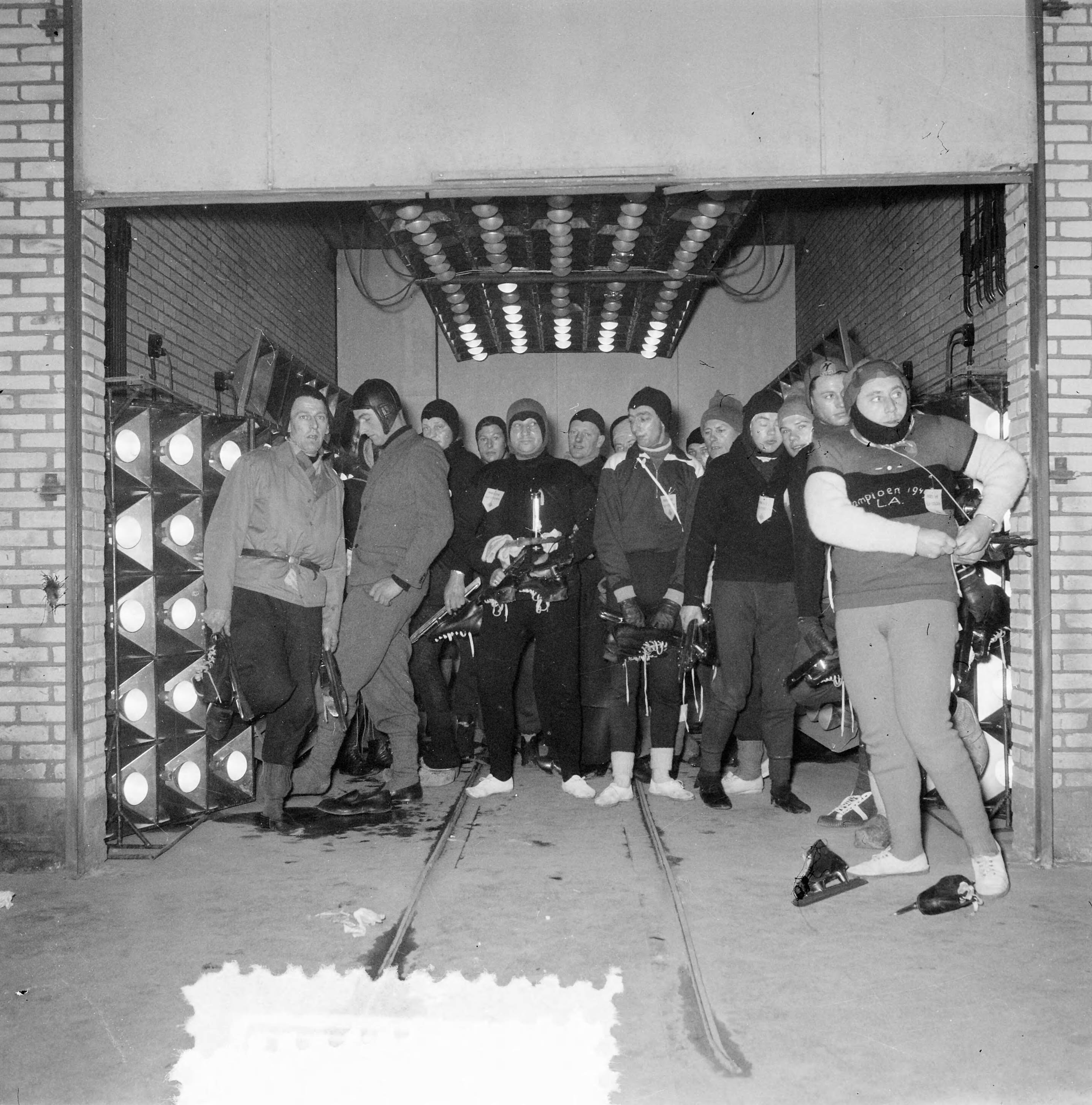 Elfstedentocht 1954 — Elfstedentocht. Vertrek van de deelnemers uit Leeuwarden — Foto: Noske, J.D. / Anefo. Licentie: Set B: Rechtenvrij / Publiek Domein. Bron: Nationaal Archief. http://hdl.handle.net/10648/a91c4d94-d0b4-102d-bcf8-003048976d84