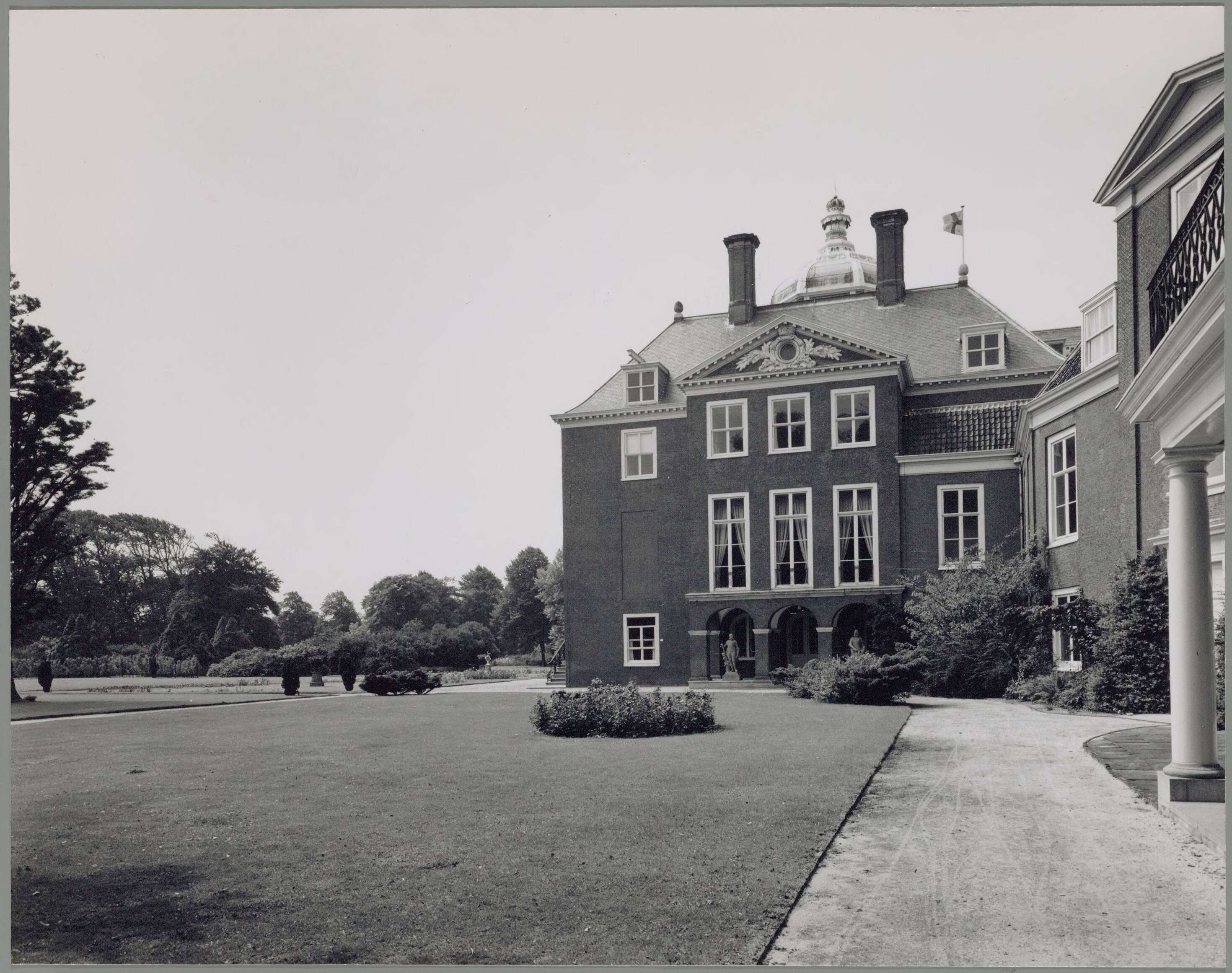 Paleis Huis ten Bosch te Den Haag — Exterieur — Foto: Hofmeester, Bart / RVD. Licentie: Set B: Rechtenvrij / Publiek Domein. Bron: Nationaal Archief. http://hdl.handle.net/10648/afa920c4-d0b4-102d-bcf8-003048976d84