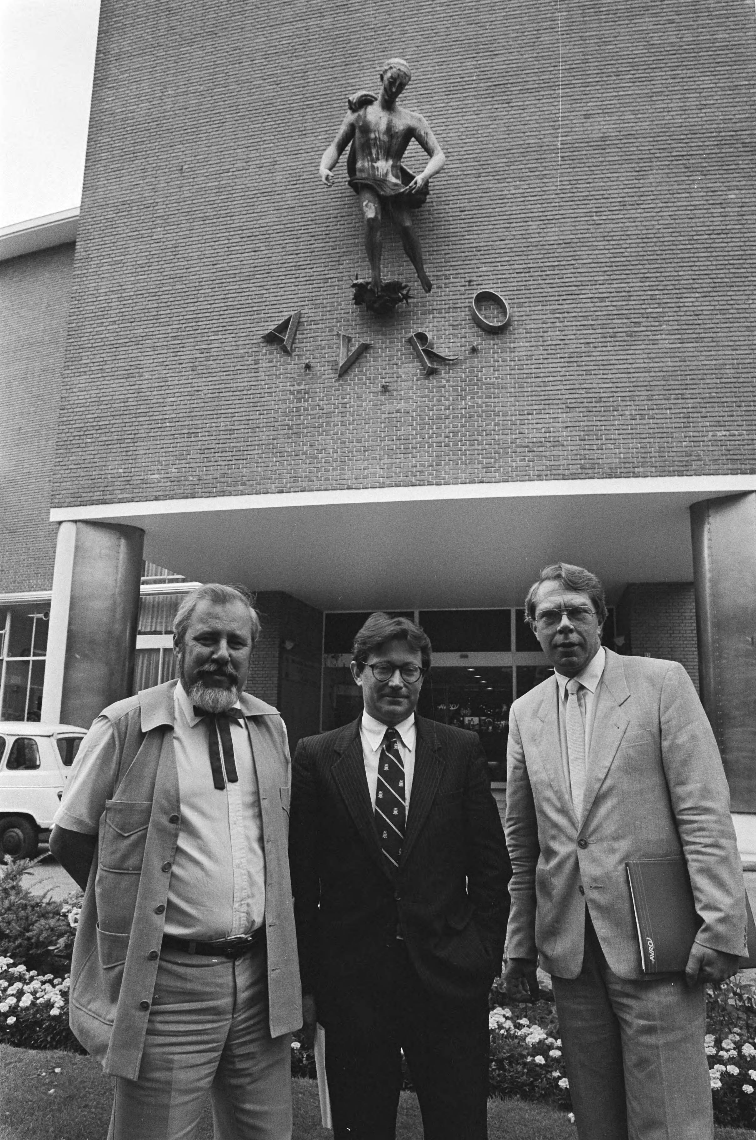 Fotocollectie Anefo — Persconferentie Avro; v.l.n.r. managers Kees Buurman (verstrooiing), Fons van Westerloo (informatie) , Chris van Hoorn (cultuur) — Foto: Bogaerts, Rob / Anefo. Licentie: Set B: Rechtenvrij / Publiek Domein. Bron: Nationaal Archief. http://hdl.handle.net/10648/ad49e714-d0b4-102d-bcf8-003048976d84