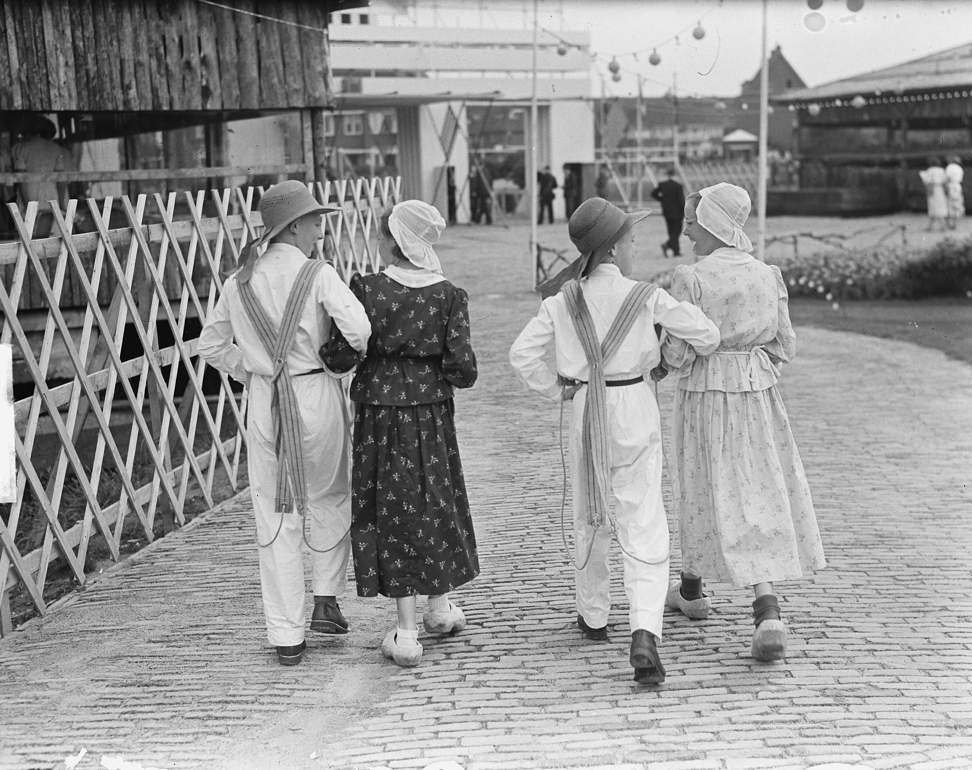 Fotocollectie Anefo — Tentoonstelling "Van de Wadden tot het IJ" te Alkmaar. Kaasdragersspel — Foto: Noske, J.D. / Anefo. Licentie: Set B: Rechtenvrij / Publiek Domein. Bron: Nationaal Archief. http://hdl.handle.net/10648/a8dbf5e6-d0b4-102d-bcf8-003048976d84