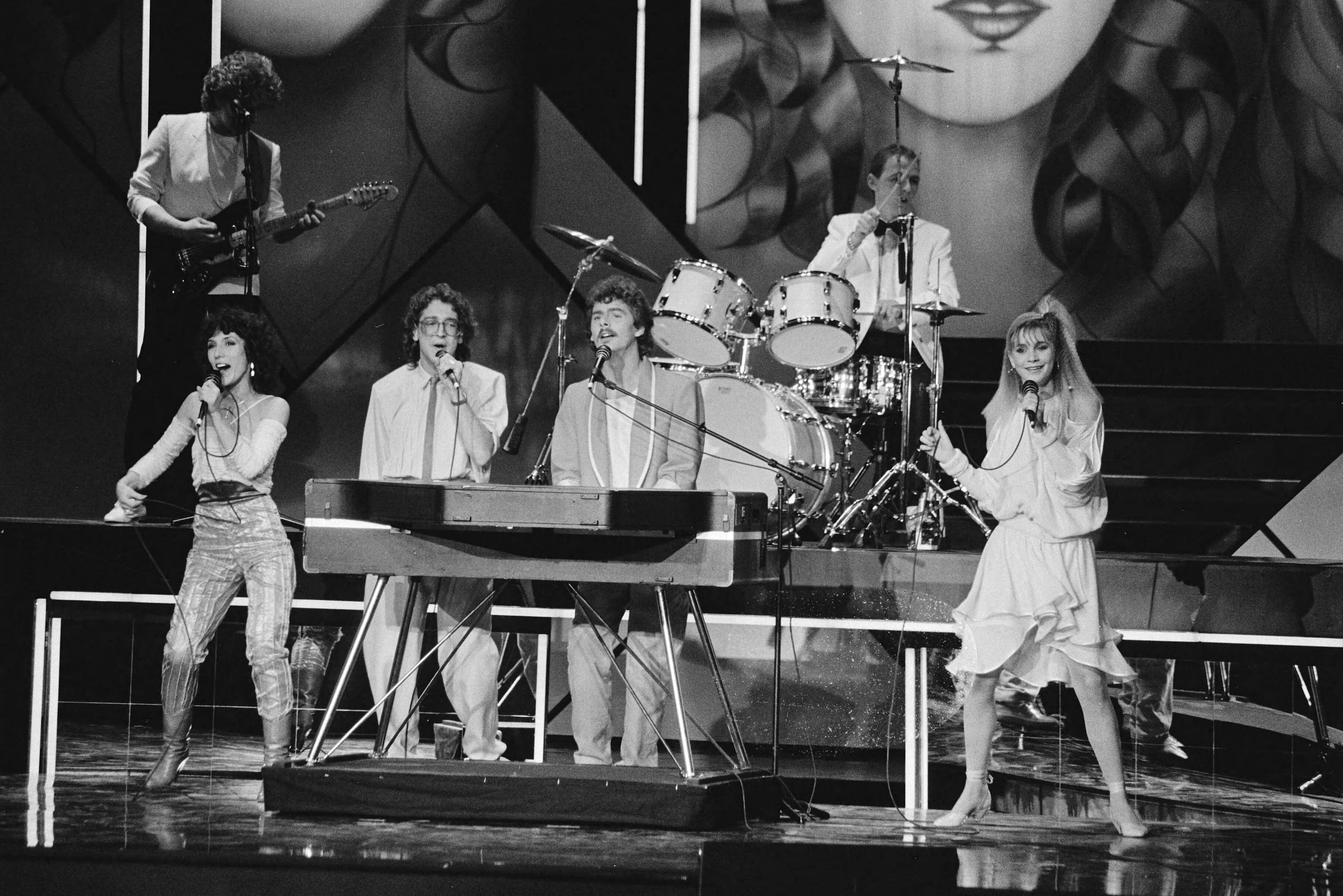 Finale van het Nationaal Songfestival 1983 in Den Haag — Zangroep Vulcano — Foto: Antonisse, Marcel / Anefo. Licentie: Set B: Rechtenvrij / Publiek Domein. Bron: Nationaal Archief. http://hdl.handle.net/10648/ad264908-d0b4-102d-bcf8-003048976d84