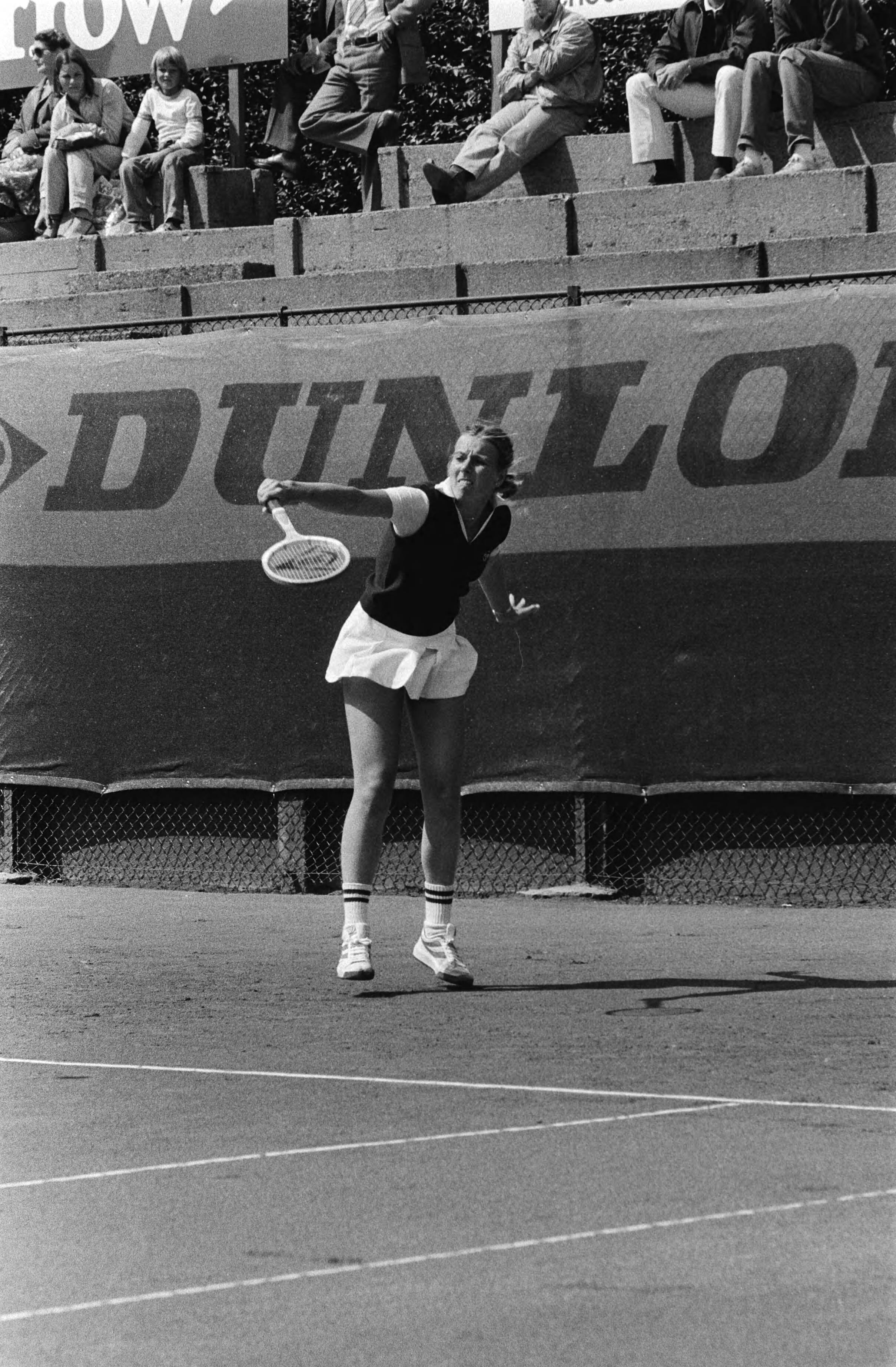 Nederlandse kampioenschappen tennis, Scheveningen — Nanette Schutte in aktie — Foto: Antonisse, Marcel / Anefo. Licentie: Set B: Rechtenvrij / Publiek Domein. Bron: Nationaal Archief. http://hdl.handle.net/10648/ace56c62-d0b4-102d-bcf8-003048976d84