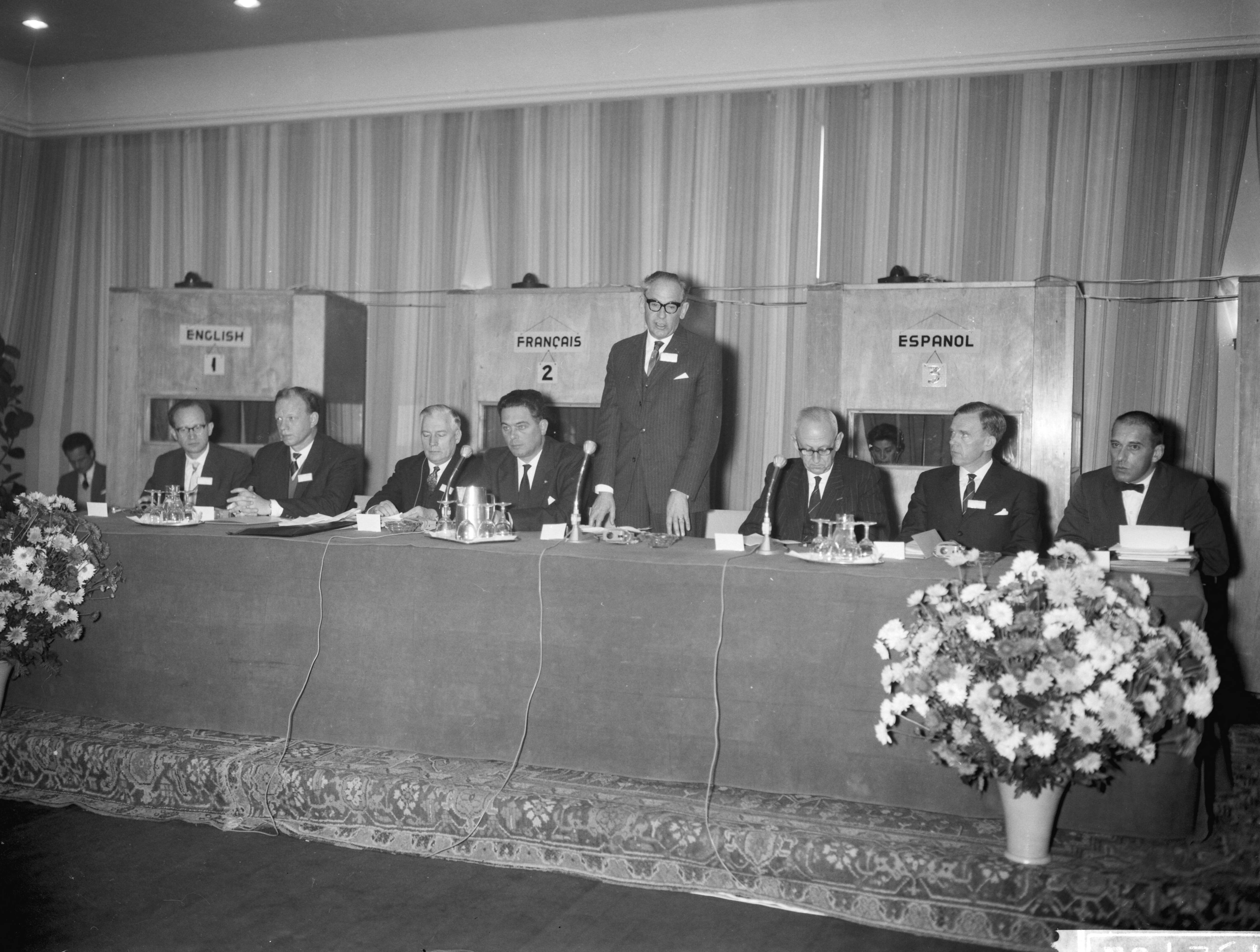Fotocollectie Anefo — Internationale Conferentie over Landbouw en Volksgezondheid in verband met straling in het Kurhaus te Scheveningen. Vlnr. Saschny, ir. Smeets , prof. dr. R.A. Silow (directeur kernenergiebureau FAO), minister mr. V.G.M. Marijnen , prof. dr. ir. mr. M.J.L. Dols (raadsadviseur), prof. dr. P. Muntendam (directeur-generaal Volksgezondheid), Finn Devik en [tekst afgebroken]. Rede van prof. Dols — Foto: Bilsen, Joop van / Anefo. Licentie: Set B: Rechtenvrij / Publiek Domein. Bron: Nationaal Archief. http://hdl.handle.net/10648/a9efb706-d0b4-102d-bcf8-003048976d84