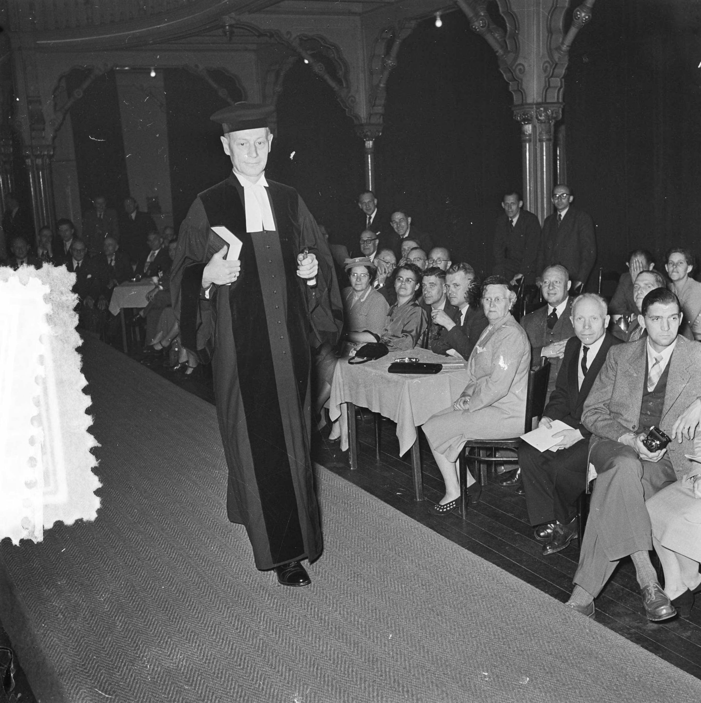 Fotocollectie Anefo — 1e Nationale Show van Dames- en Herenmaatkleding te Den Haag — Foto: Noske, J.D. / Anefo. Licentie: Set B: Rechtenvrij / Publiek Domein. Bron: Nationaal Archief. http://hdl.handle.net/10648/a9004b26-d0b4-102d-bcf8-003048976d84
