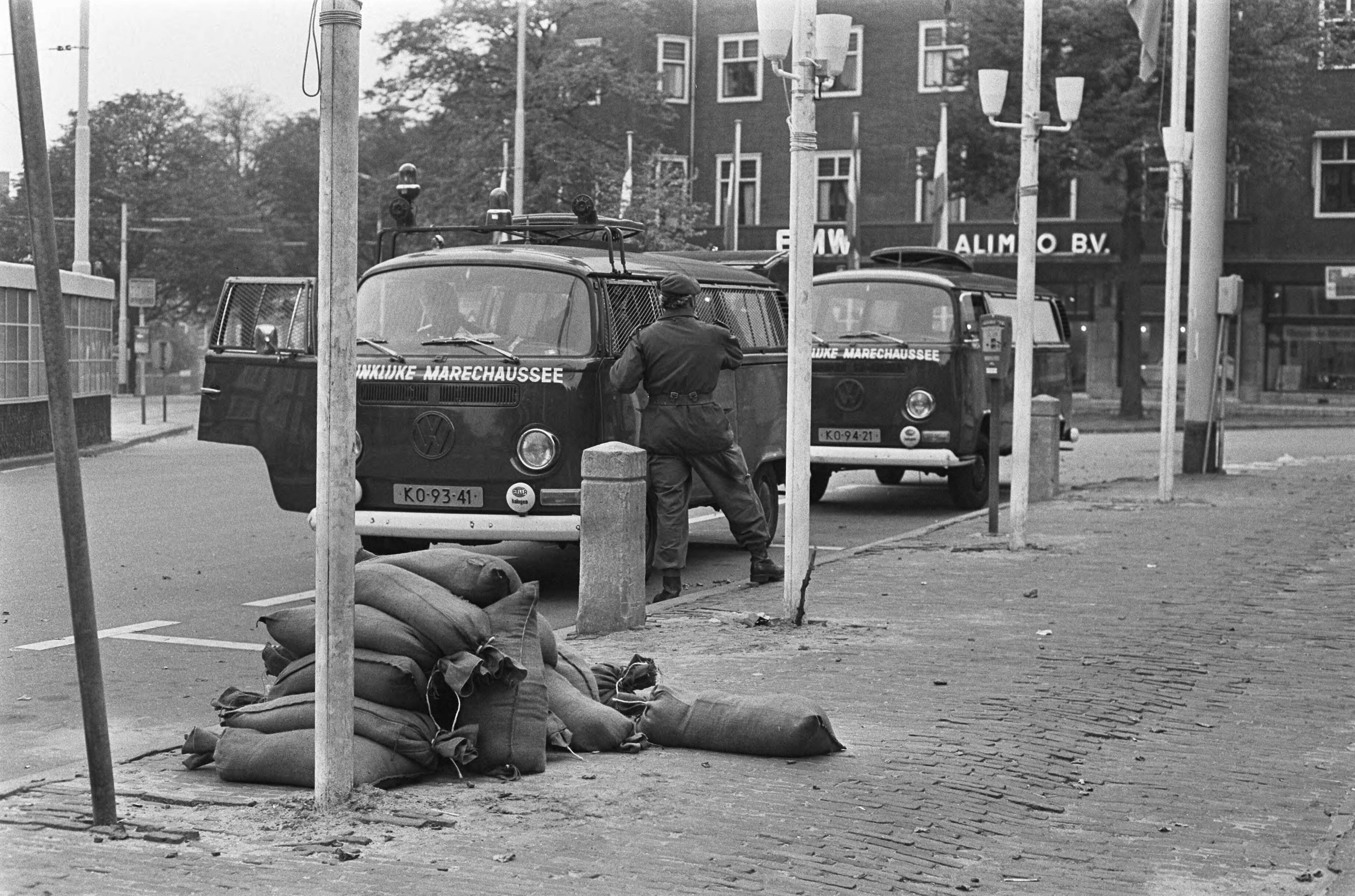 Fotocollectie Anefo — Japanse terroristen gijzelen Franse ambassadeur en 10 anderen in Franse ambassade in Den Haag , zandzakken en wagens van de marechaussee bij de Franse ambassade / — Foto: Mieremet, Rob / Anefo. Licentie: Set B: Rechtenvrij / Publiek Domein. Bron: Nationaal Archief. http://hdl.handle.net/10648/ac553732-d0b4-102d-bcf8-003048976d84