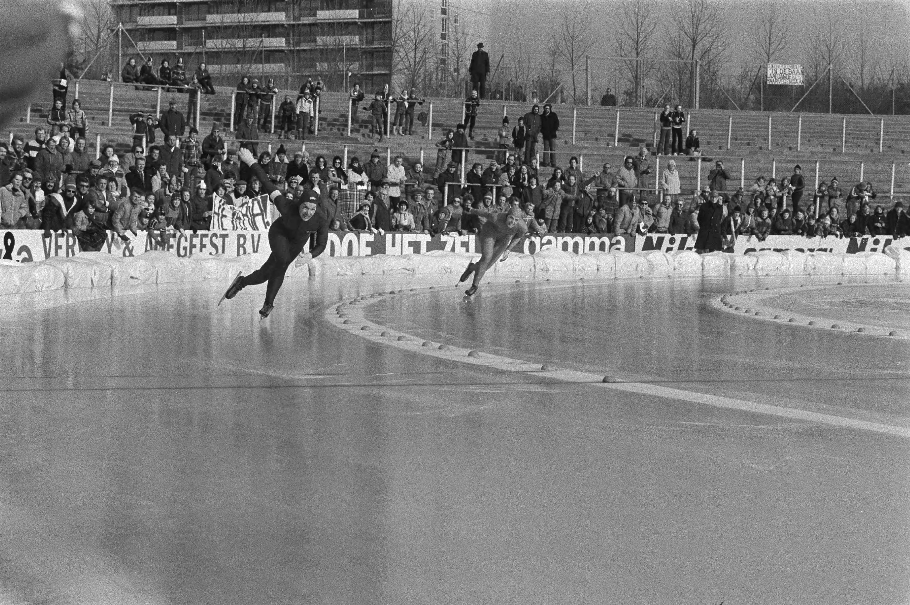 Fotocollectie Anefo — Wereldkampioenschappen schaatsen dames allround in Den Haag. Tatyana Averina (Sovjet-Unie) en Joke van Rijssel in actie. — Foto: Suyk, Koen / Anefo. Licentie: Set B: Rechtenvrij / Publiek Domein. Bron: Nationaal Archief. http://hdl.handle.net/10648/acc3bb94-d0b4-102d-bcf8-003048976d84