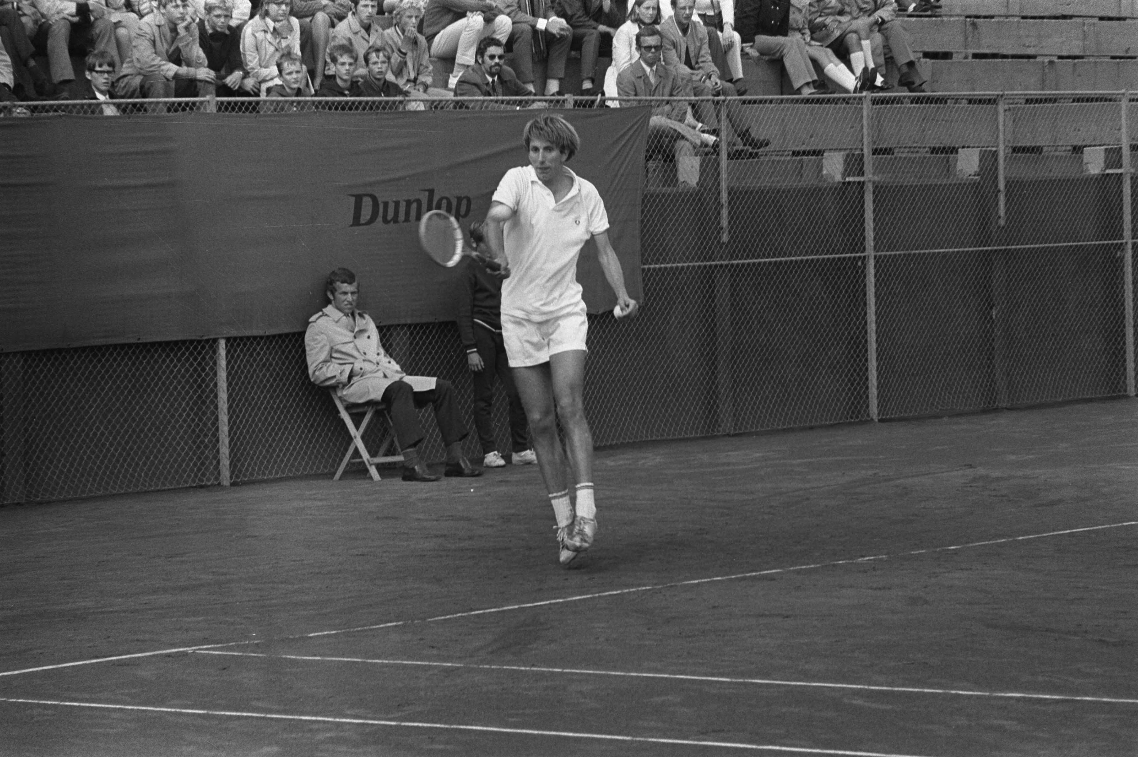 Fotocollectie Anefo — Nationale kampioenschappen, Scheveningen, vervolg 237490; Schneider in aktie — Foto: Mieremet, Rob / Anefo. Licentie: Set B: Rechtenvrij / Publiek Domein. Bron: Nationaal Archief. http://hdl.handle.net/10648/aba00510-d0b4-102d-bcf8-003048976d84