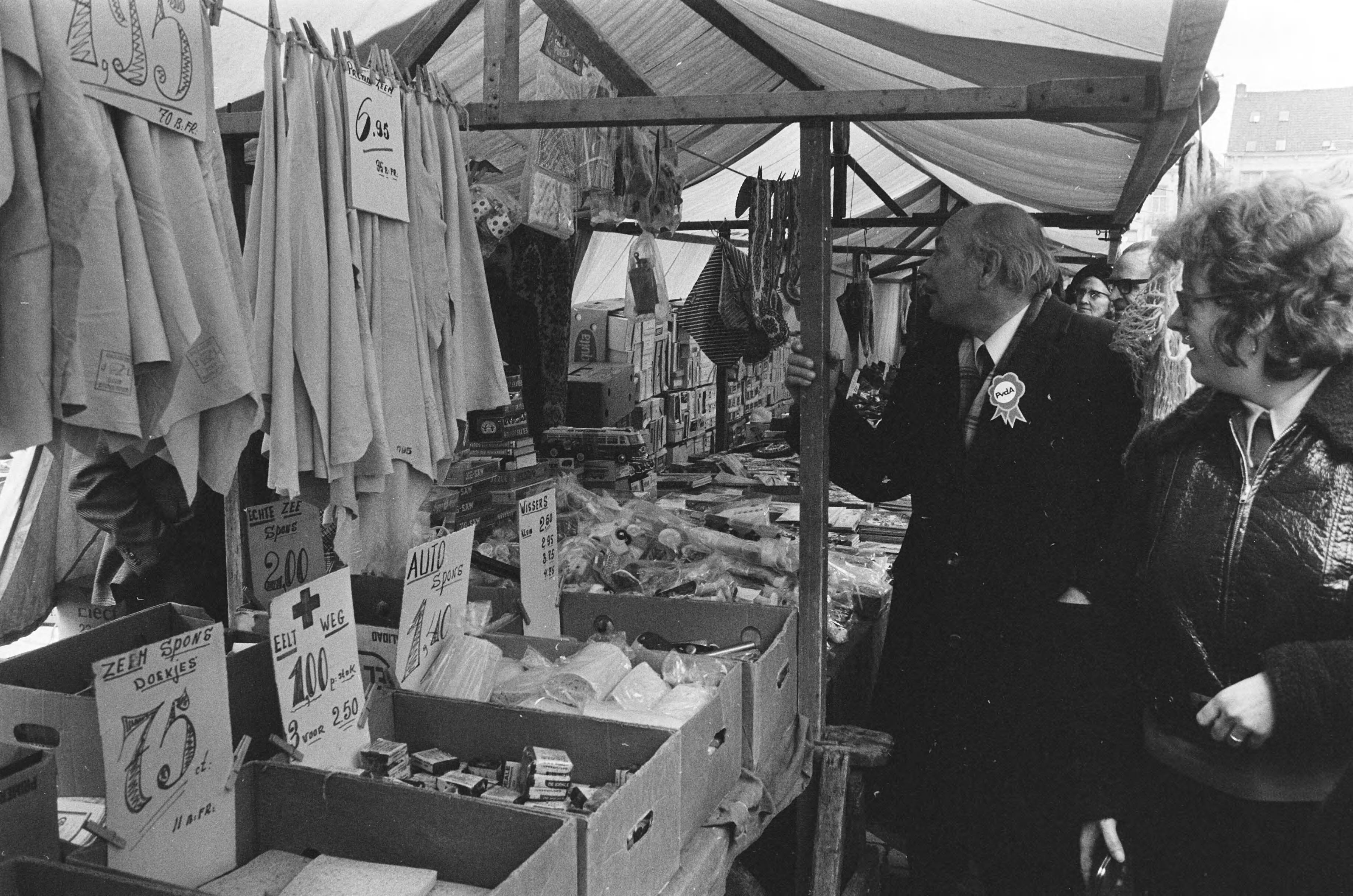 Joop den Uyl in Breda met een karavaan op verkiezingstournee voor de PvdA — Den Uyl op de markt — Foto: Fotograaf Onbekend / Anefo. Licentie: Set B: Rechtenvrij / Publiek Domein. Bron: Nationaal Archief. http://hdl.handle.net/10648/abb8e08a-d0b4-102d-bcf8-003048976d84