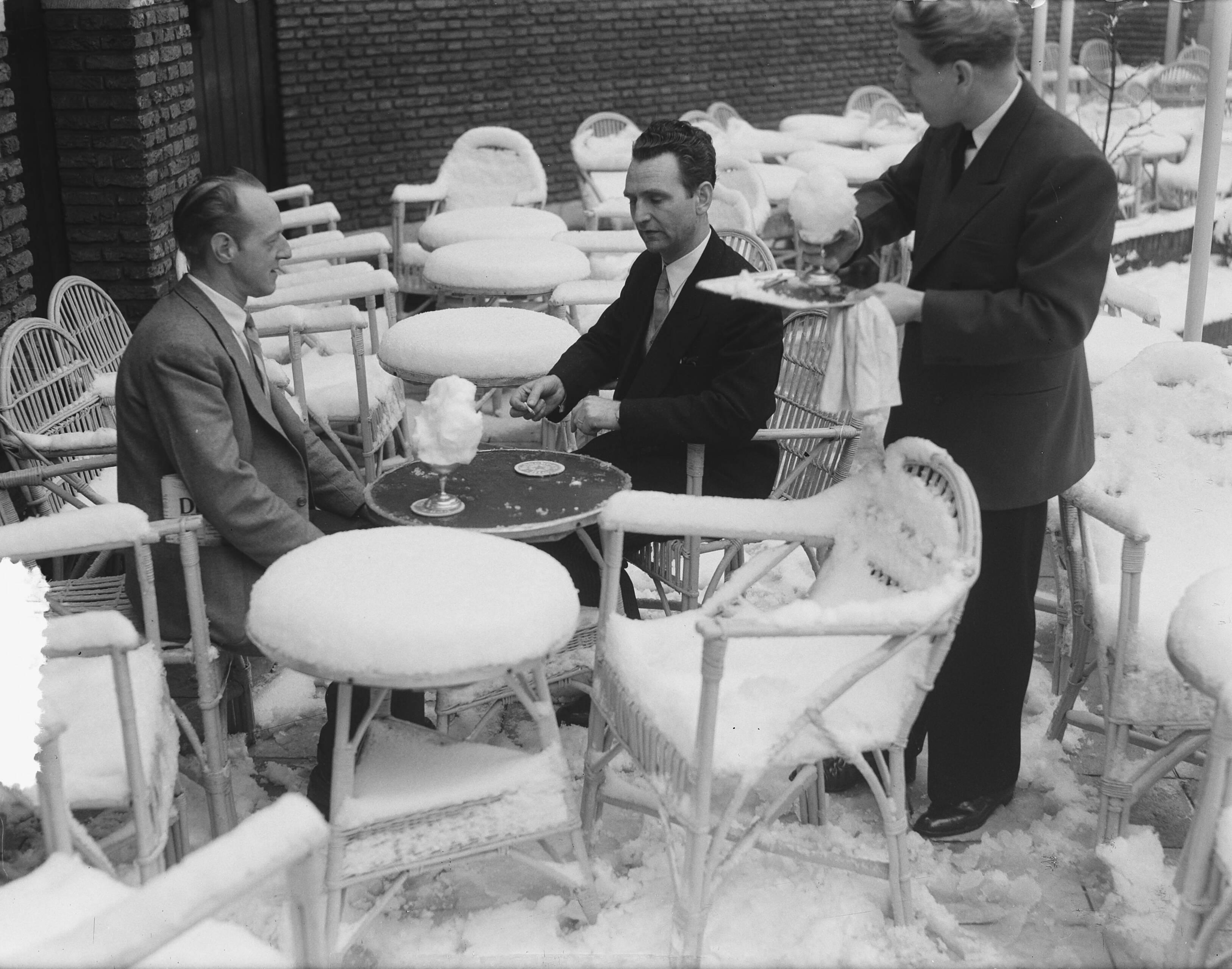 Fotocollectie Anefo — Sneeuwdiner op terras Scheveningen — Foto: Duinen, H. van / Anefo. Licentie: Set B: Rechtenvrij / Publiek Domein. Bron: Nationaal Archief. http://hdl.handle.net/10648/a8f7474c-d0b4-102d-bcf8-003048976d84