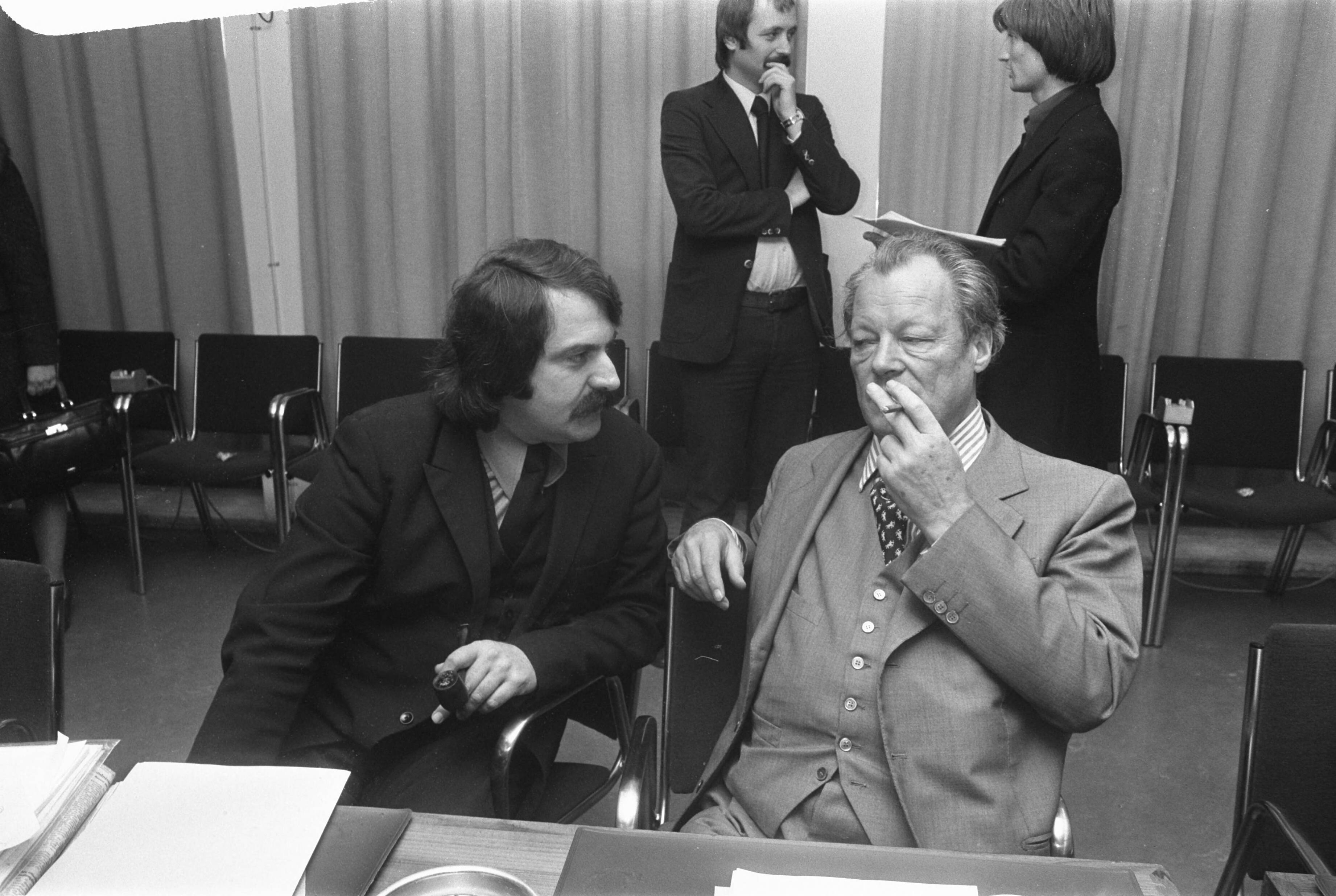 Fotocollectie Anefo — Conferentie van leiders sociaal-democratische partijen EEG-landen in Den Haag ; Van der Louw (l) en Brandt — Foto: Peters, Hans / Anefo. Licentie: Set B: Rechtenvrij / Publiek Domein. Bron: Nationaal Archief. http://hdl.handle.net/10648/ac5967b2-d0b4-102d-bcf8-003048976d84
