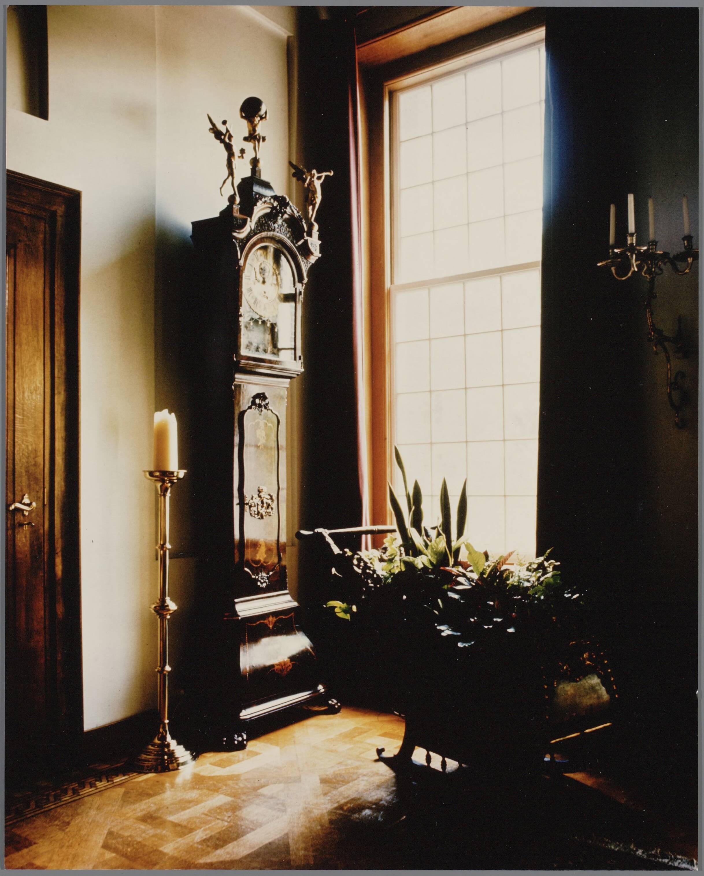 Paleis Huis ten Bosch te Den Haag — Staande klok met kandelaar — Foto: P. Lichfield / RVD. Licentie: Set B: Rechtenvrij / Publiek Domein. Bron: Nationaal Archief. http://hdl.handle.net/10648/afa86378-d0b4-102d-bcf8-003048976d84