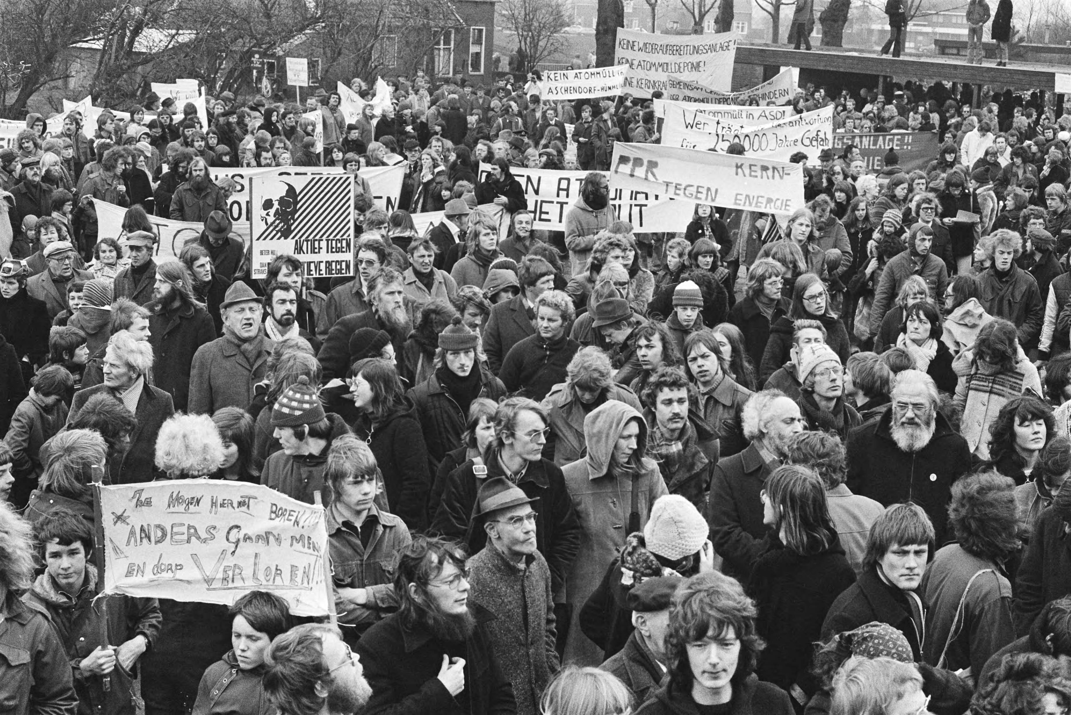 Fotocollectie Anefo — Manifestatie tegen plannen opslaan atoomafval in Onstwedde Groningen; demonstranten bijeen in Onstwedde — Foto: Bogaerts, Rob / Anefo. Licentie: Set B: Rechtenvrij / Publiek Domein. Bron: Nationaal Archief. http://hdl.handle.net/10648/ac951c94-d0b4-102d-bcf8-003048976d84
