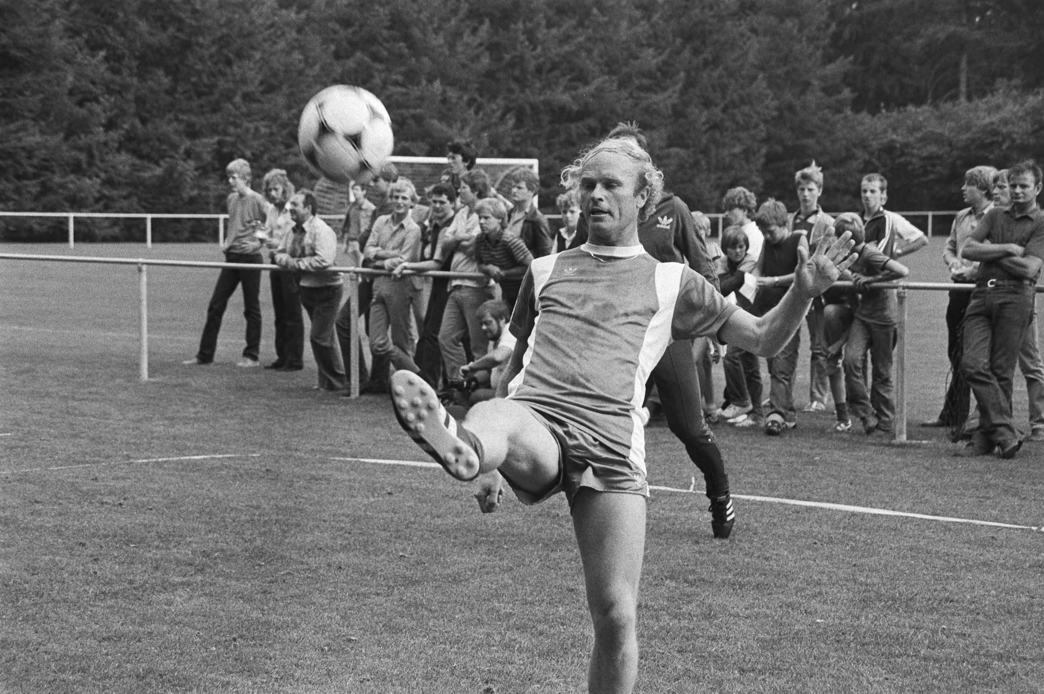 Training van het Nederlands elftal in Zeist in verband met de wedstrijd tegen Ierland morgenavond — Voetballer Ruud Geels tijdens de training van het Nederlands elftal in Zeist voor de wedstrijd tegen Ierland — Foto: Dijk, Hans van / Anefo. Licentie: Set B: Rechtenvrij / Publiek Domein. Bron: Nationaal Archief. http://hdl.handle.net/10648/ad03142e-d0b4-102d-bcf8-003048976d84