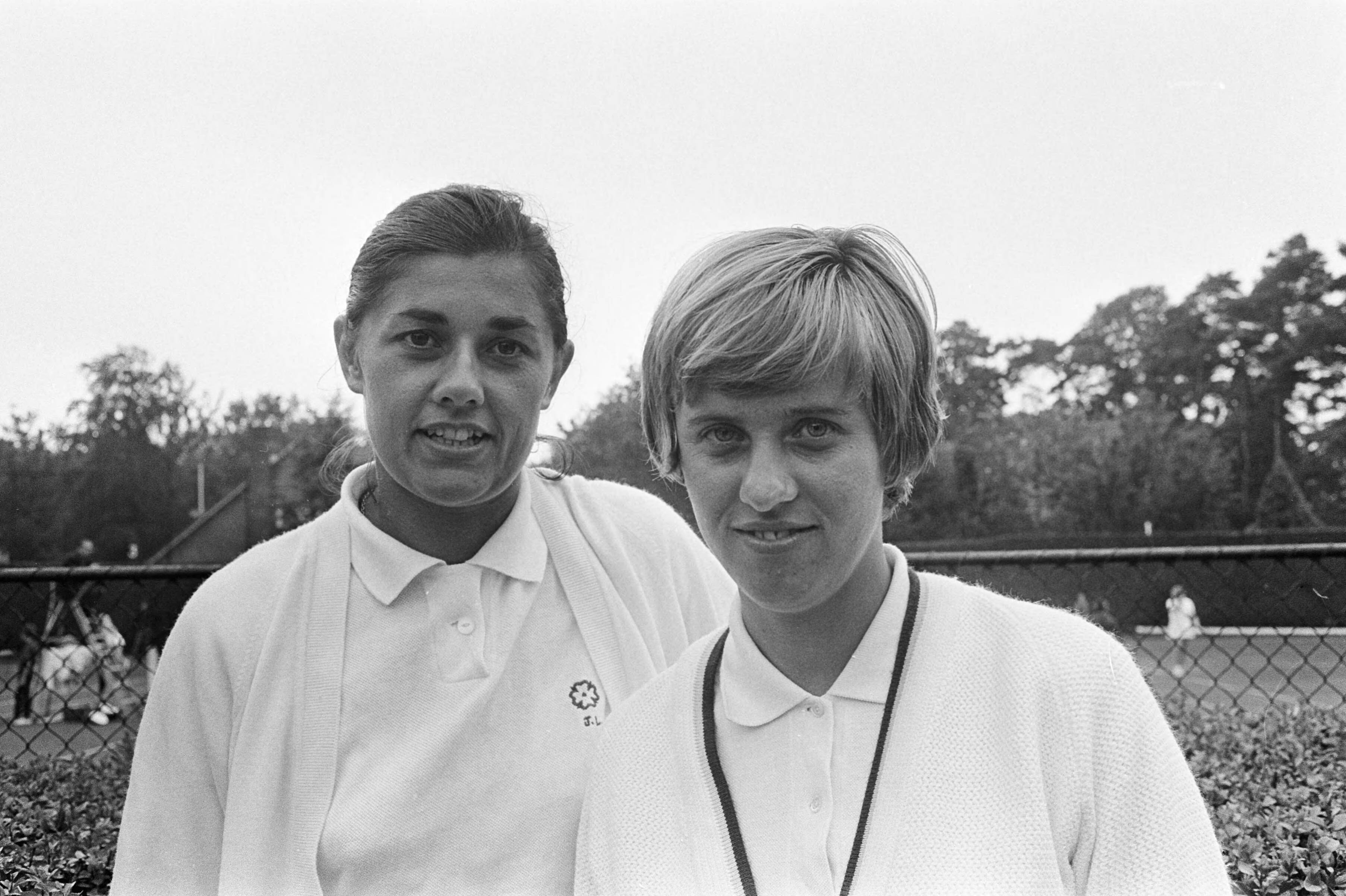 Fotocollectie Anefo — Internationale tenniskampioenschappen te Hilversum, Astrid Suurbeek (rechts) versloeg Francaise J. Liefrig — Foto: Koch, Eric / Anefo. Licentie: Set B: Rechtenvrij / Publiek Domein. Bron: Nationaal Archief. http://hdl.handle.net/10648/aaf3458c-d0b4-102d-bcf8-003048976d84