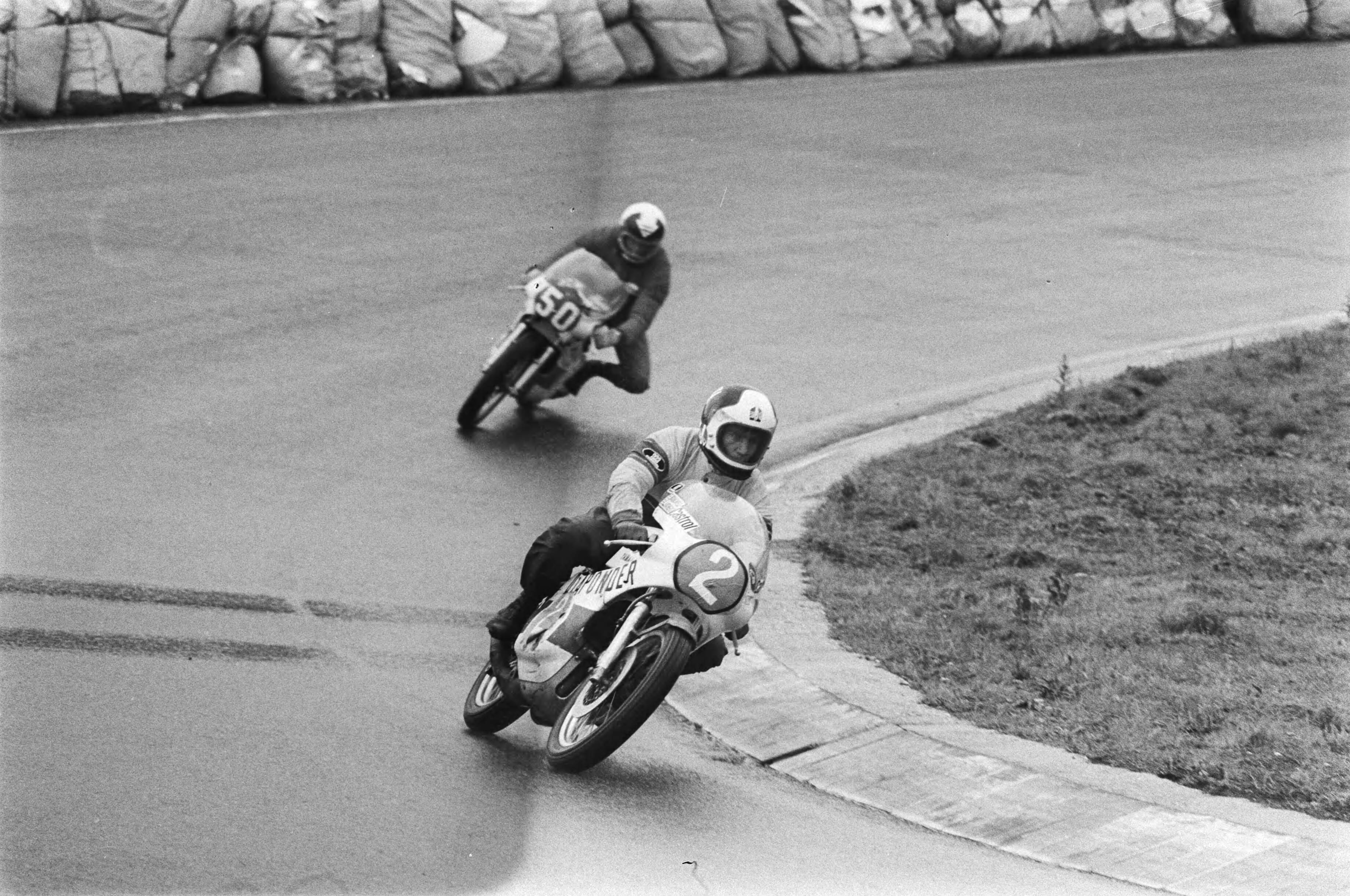 Fotocollectie Anefo — Nederlands Kampioenschap motorraces op Zandvoort, Boet van Dulmen in aktie gevolgd door North — Foto: Verhoeff, Bert / Anefo. Licentie: Set B: Rechtenvrij / Publiek Domein. Bron: Nationaal Archief. http://hdl.handle.net/10648/ac86aee8-d0b4-102d-bcf8-003048976d84