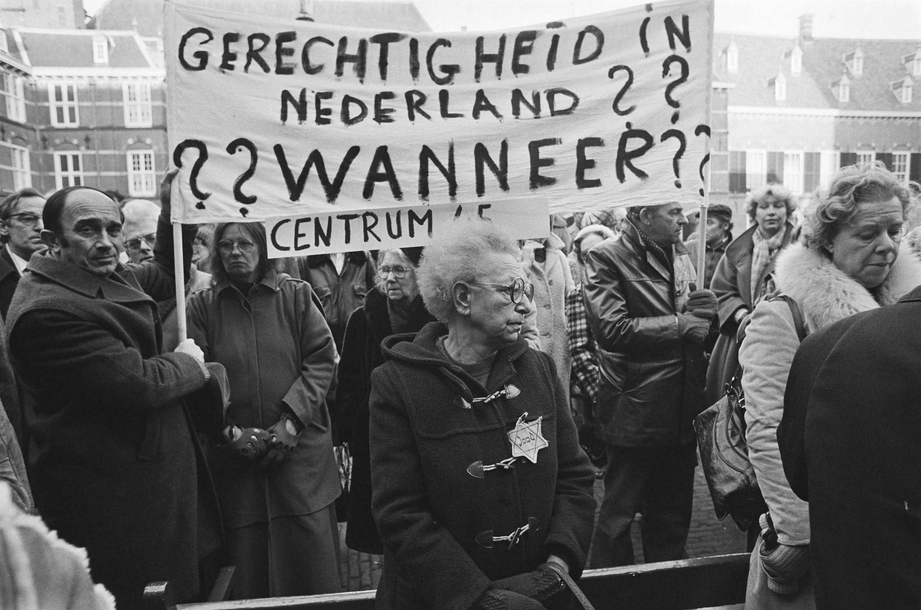 Fotocollectie Anefo — Demonstratie tegen vrijlating Menten op Binnenhof ( Den Haag ) — Foto: Croes, Rob C. / Anefo. Licentie: Set B: Rechtenvrij / Publiek Domein. Bron: Nationaal Archief. http://hdl.handle.net/10648/acc0d88e-d0b4-102d-bcf8-003048976d84