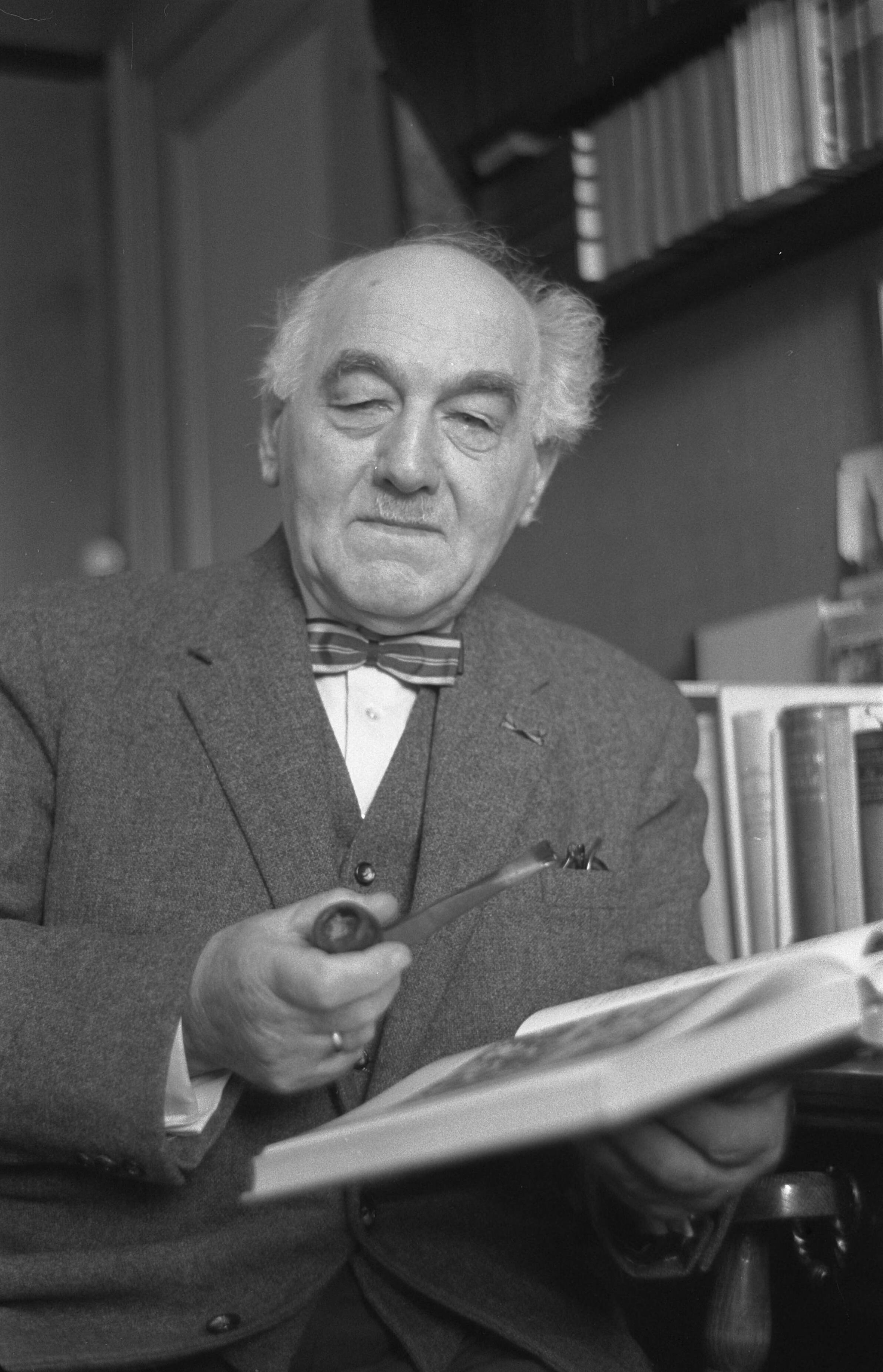 Fotocollectie Anefo — De Haarlemse toonkunstenaar Jos de Klerk hoopt 8 januari aanstaande zijn 75e verjaardag te vieren — Foto: Pot, Harry / Anefo. Licentie: Set B: Rechtenvrij / Publiek Domein. Bron: Nationaal Archief. http://hdl.handle.net/10648/a9a438e4-d0b4-102d-bcf8-003048976d84