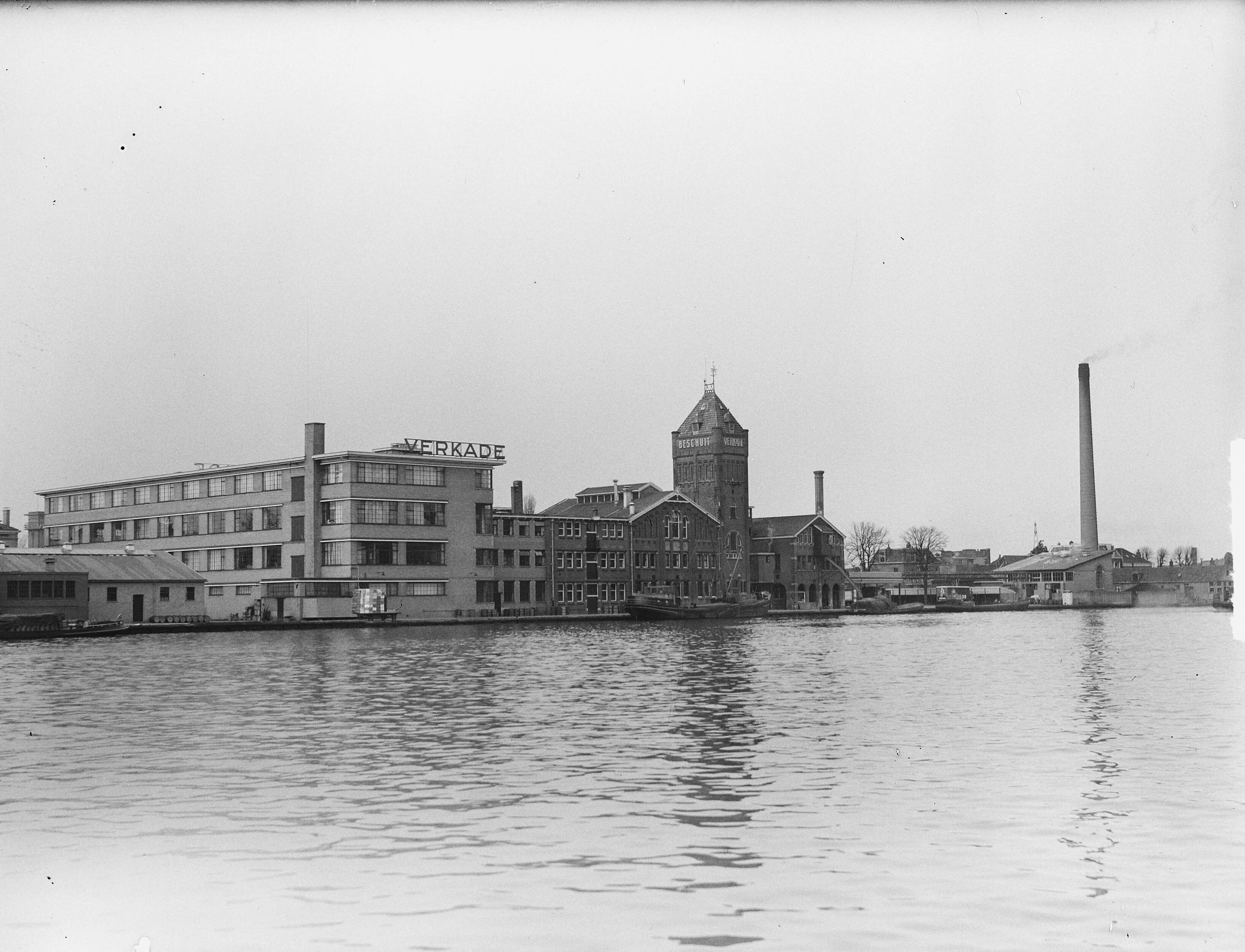 Fotocollectie Anefo — Verkade in Zaandam breidt uit. Nieuwbouw biscuitfabriek — Foto: Vogel, Carel L. de / Anefo. Licentie: Set B: Rechtenvrij / Publiek Domein. Bron: Nationaal Archief. http://hdl.handle.net/10648/a8e7e7c0-d0b4-102d-bcf8-003048976d84