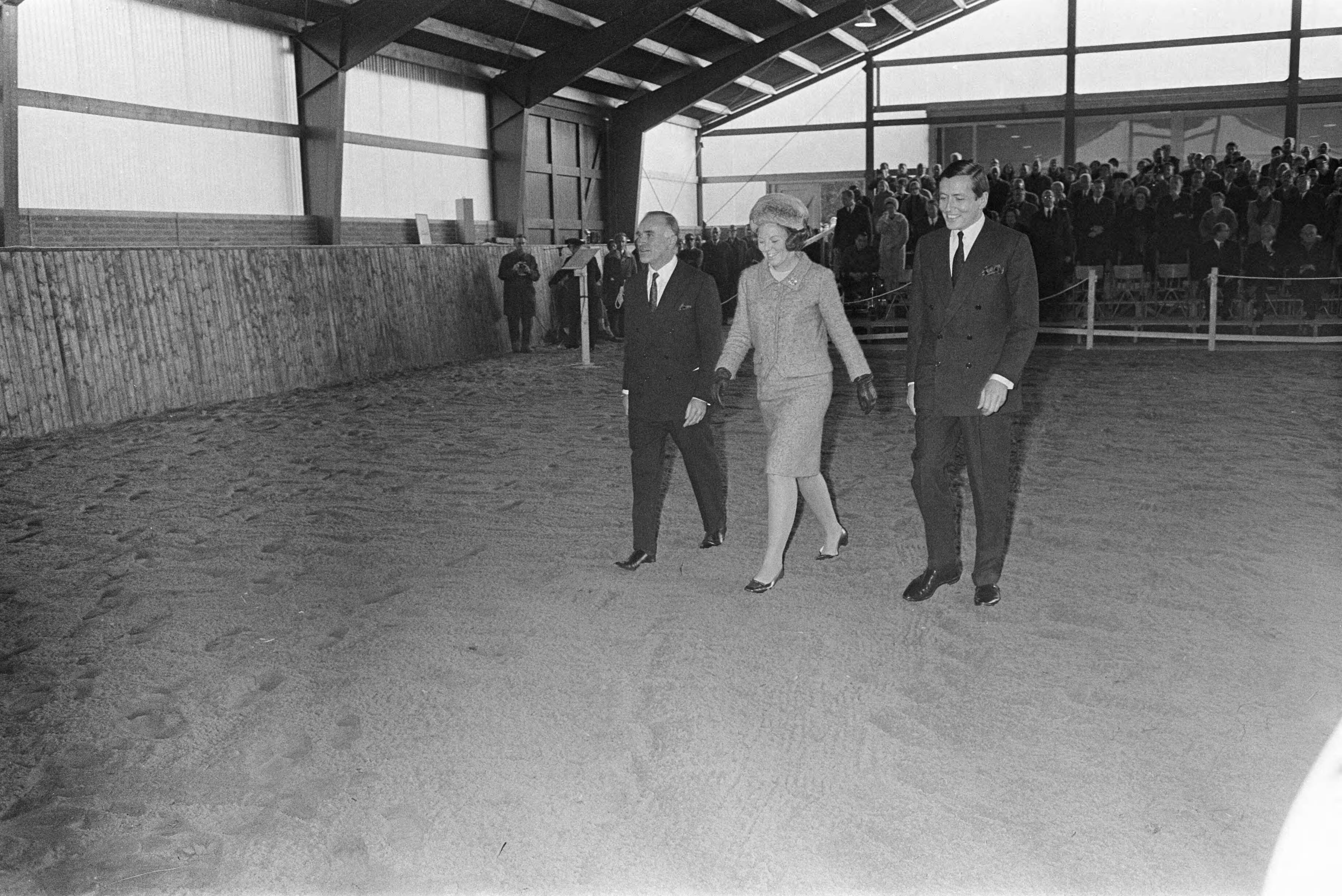 Fotocollectie Anefo — Prinses Beatrix en prins Claus opende Madurodam-manege te Den Haag . Na opening bood Lucy Dalhuizen prinses Beatrix een speelgoedpaardje aan — Foto: Koch, Eric / Anefo. Licentie: Set B: Rechtenvrij / Publiek Domein. Bron: Nationaal Archief. http://hdl.handle.net/10648/ab2ed002-d0b4-102d-bcf8-003048976d84