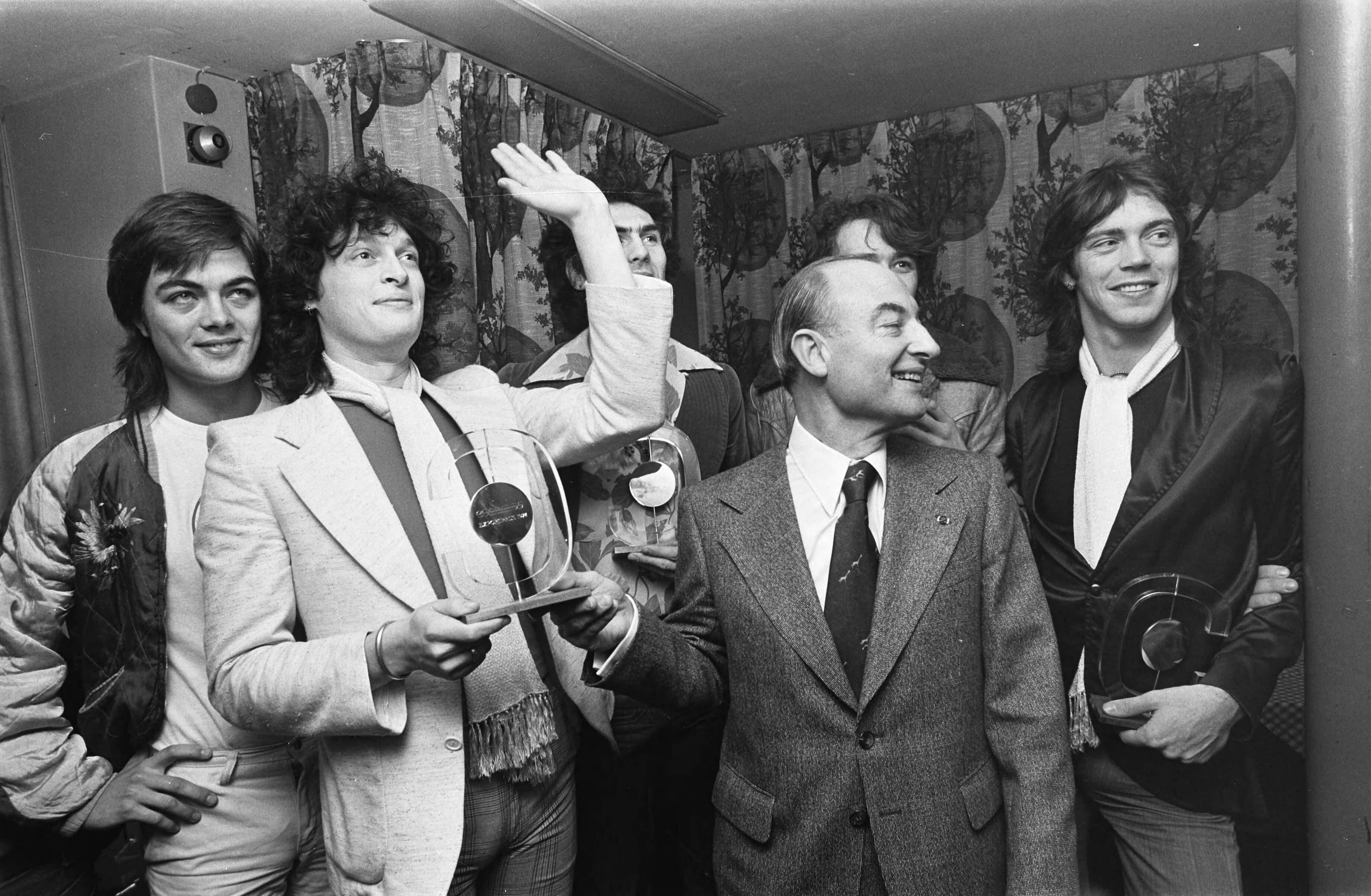 Fotocollectie Anefo — Golden Earrings krijgen "exportprijs 1974" van Schmelzer in Den Haag , Golden Earrings met prijs en Schmelzer (2e van r) — Foto: Mieremet, Rob / Anefo. Licentie: Set B: Rechtenvrij / Publiek Domein. Bron: Nationaal Archief. http://hdl.handle.net/10648/ac5e340e-d0b4-102d-bcf8-003048976d84