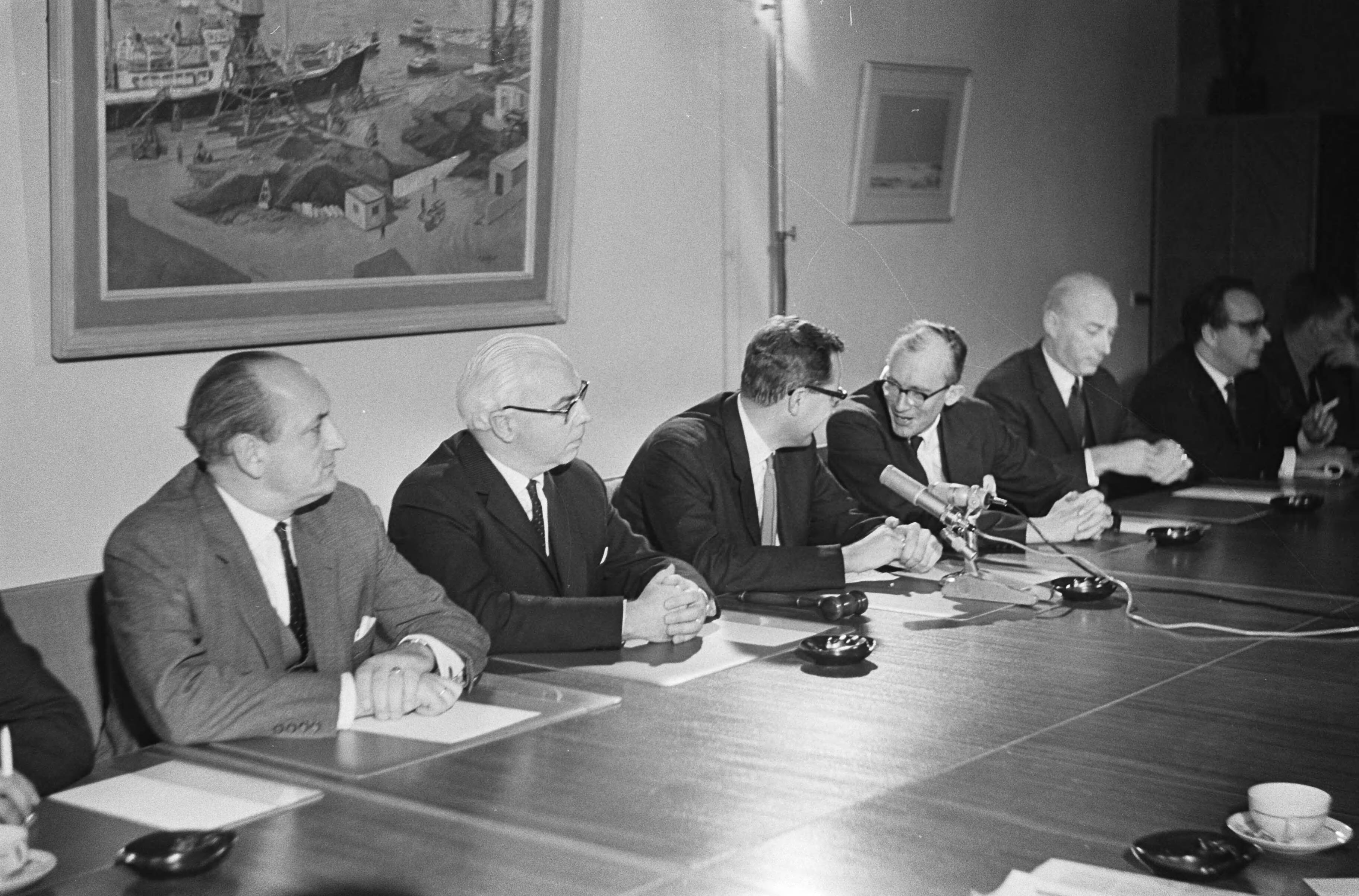 Fotocollectie Anefo — Loonoverleg in SER te Den Haag , de regeringstafel — Foto: Koch, Eric / Anefo. Licentie: Set B: Rechtenvrij / Publiek Domein. Bron: Nationaal Archief. http://hdl.handle.net/10648/aa847aa8-d0b4-102d-bcf8-003048976d84