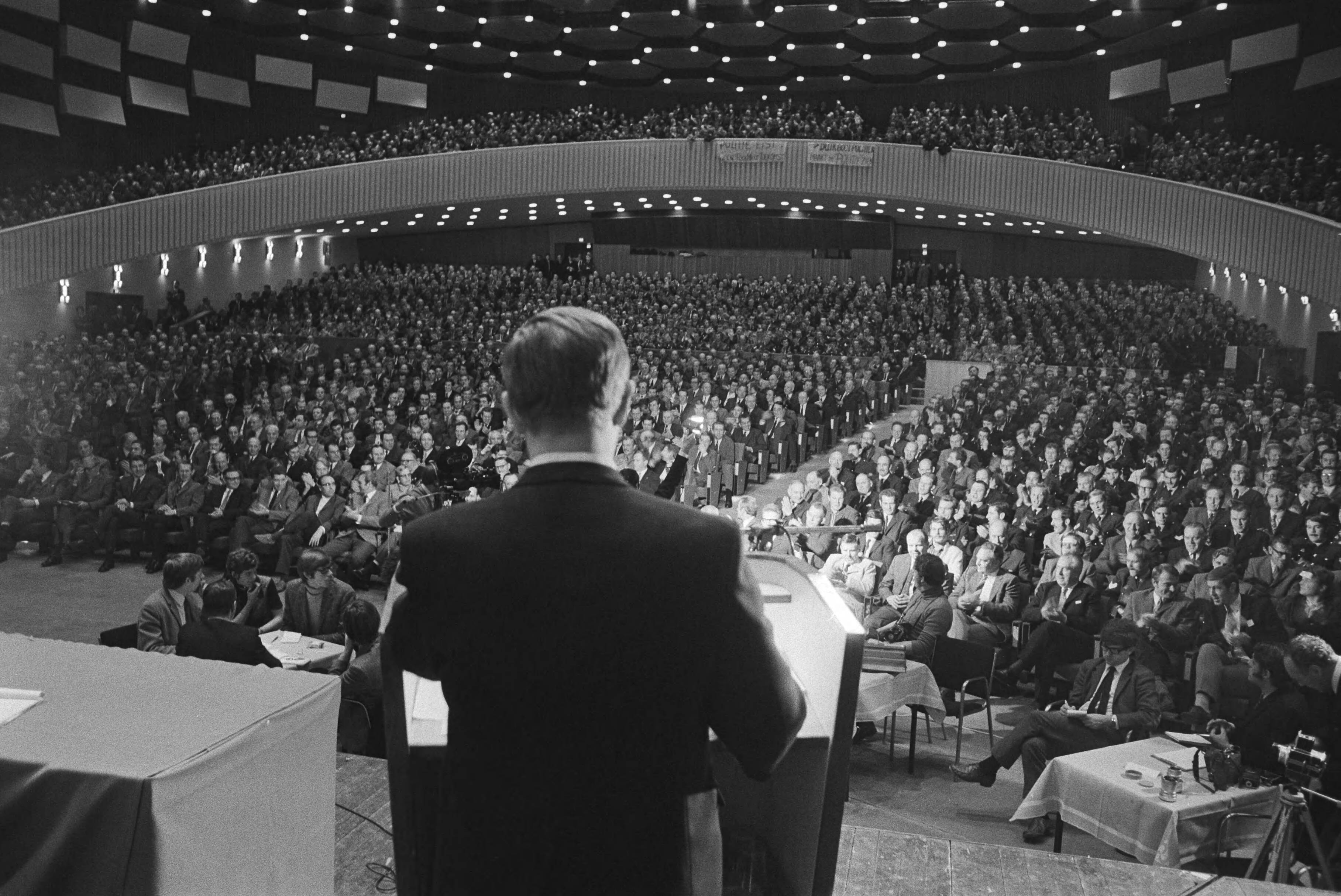 Fotocollectie Anefo — Protestvergadering van ongeveer tweeduizend politiemannen in Congresgebouw Den Haag ; overzicht — Foto: Verhoeff, Bert / Anefo. Licentie: Set B: Rechtenvrij / Publiek Domein. Bron: Nationaal Archief. http://hdl.handle.net/10648/abac5a72-d0b4-102d-bcf8-003048976d84