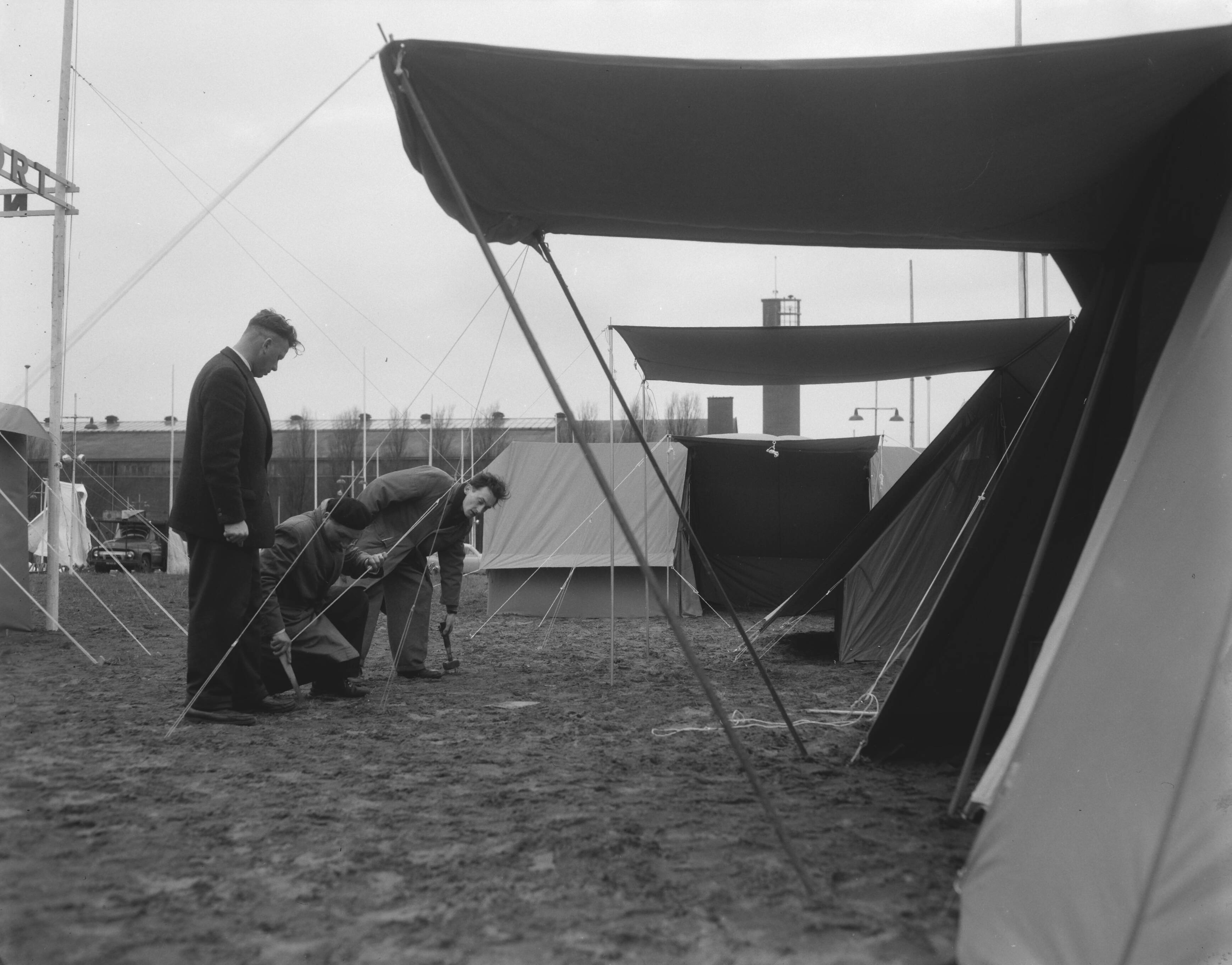Fotocollectie Anefo — Opbouw tentoonstelling "Goed Kamp" te Den Haag — Foto: Pot, Harry / Anefo. Licentie: Set B: Rechtenvrij / Publiek Domein. Bron: Nationaal Archief. http://hdl.handle.net/10648/a979622c-d0b4-102d-bcf8-003048976d84
