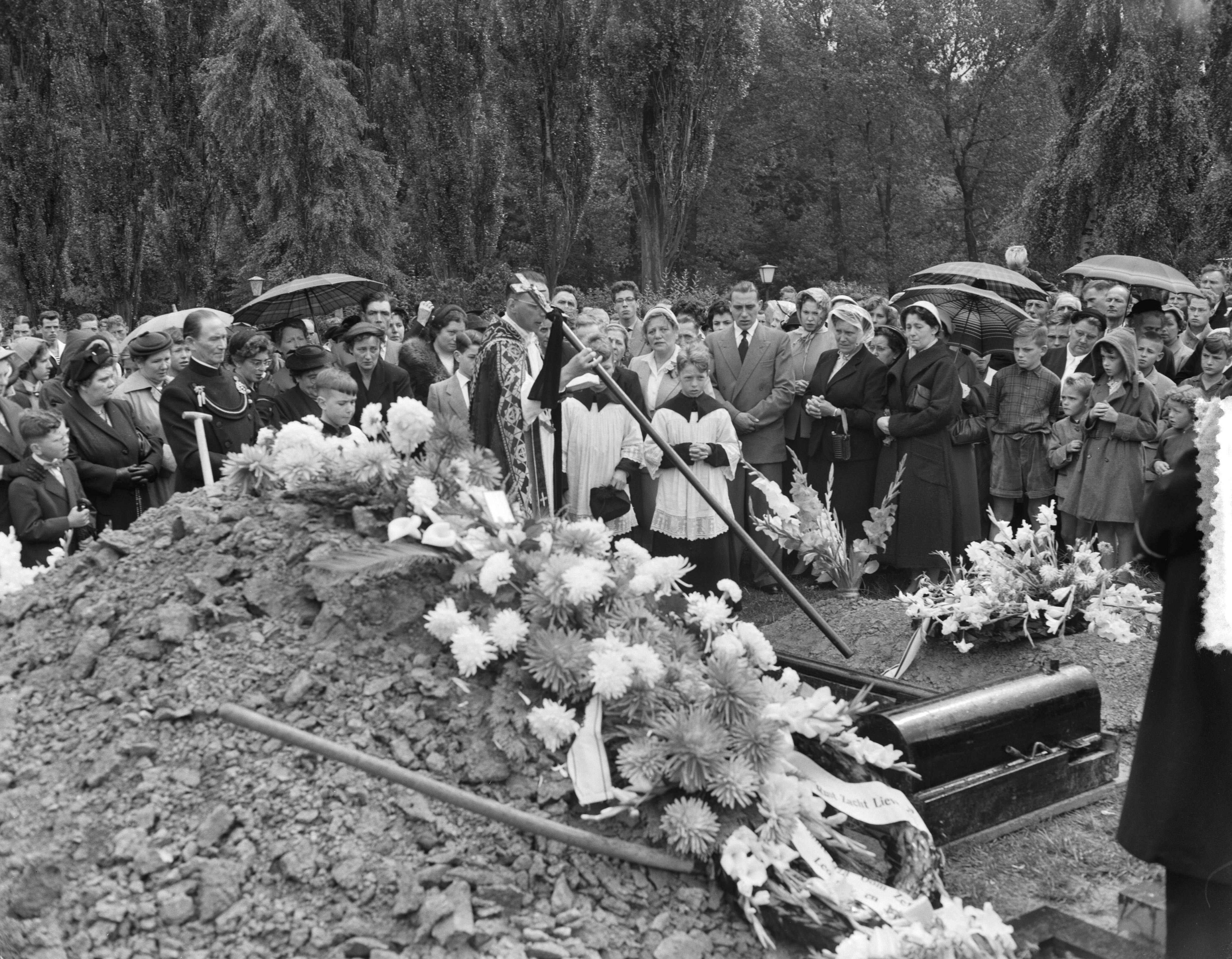 Fotocollectie Anefo — Marinebegrafenis van Eerste Matroos A.J.A. Rith te Heerlen — Foto: Rossem, Wim van / Anefo. Licentie: Set B: Rechtenvrij / Publiek Domein. Bron: Nationaal Archief. http://hdl.handle.net/10648/a94d8c1a-d0b4-102d-bcf8-003048976d84