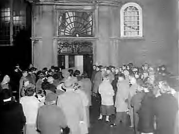 Fotocollectie Anefo — Kerkgang in de kerstnacht in Voorburg — Foto: Pot, Harry / Anefo. Licentie: Set B: Rechtenvrij / Publiek Domein. Bron: Nationaal Archief. http://hdl.handle.net/10648/a9719bf0-d0b4-102d-bcf8-003048976d84