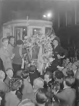 Fotocollectie Anefo — Laatste rit van de Haarlemse tram ["De Blauwe Tram"] naar Zandvoort — Foto: Pot, Harry / Anefo. Licentie: Set B: Rechtenvrij / Publiek Domein. Bron: Nationaal Archief. http://hdl.handle.net/10648/a968b120-d0b4-102d-bcf8-003048976d84