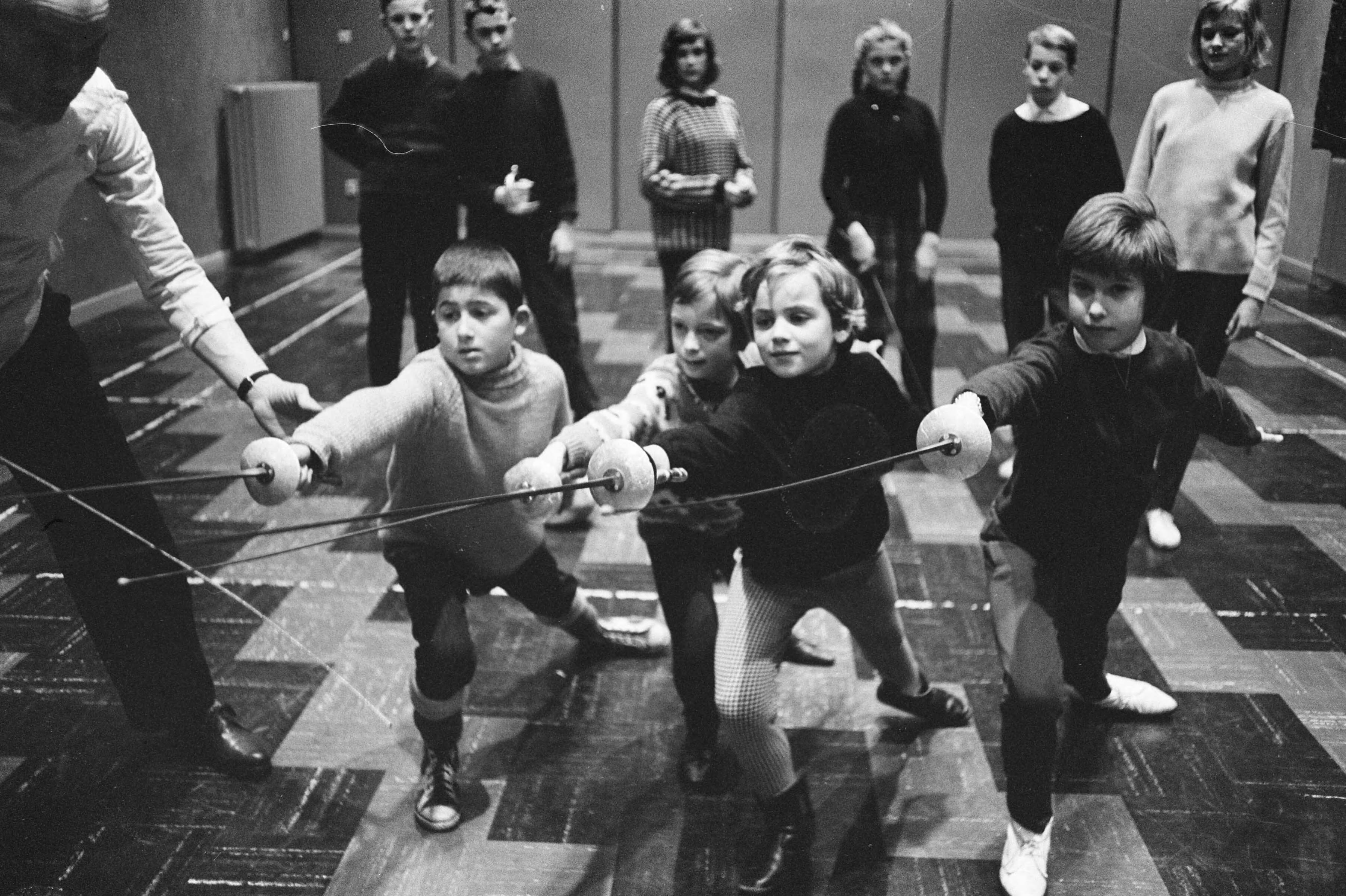 Fotocollectie Anefo — Schermschool "Tocato" te Zandvoort (Opdracht Telegraaf) — Foto: Pot, Harry / Anefo. Licentie: Set B: Rechtenvrij / Publiek Domein. Bron: Nationaal Archief. http://hdl.handle.net/10648/aa25549c-d0b4-102d-bcf8-003048976d84