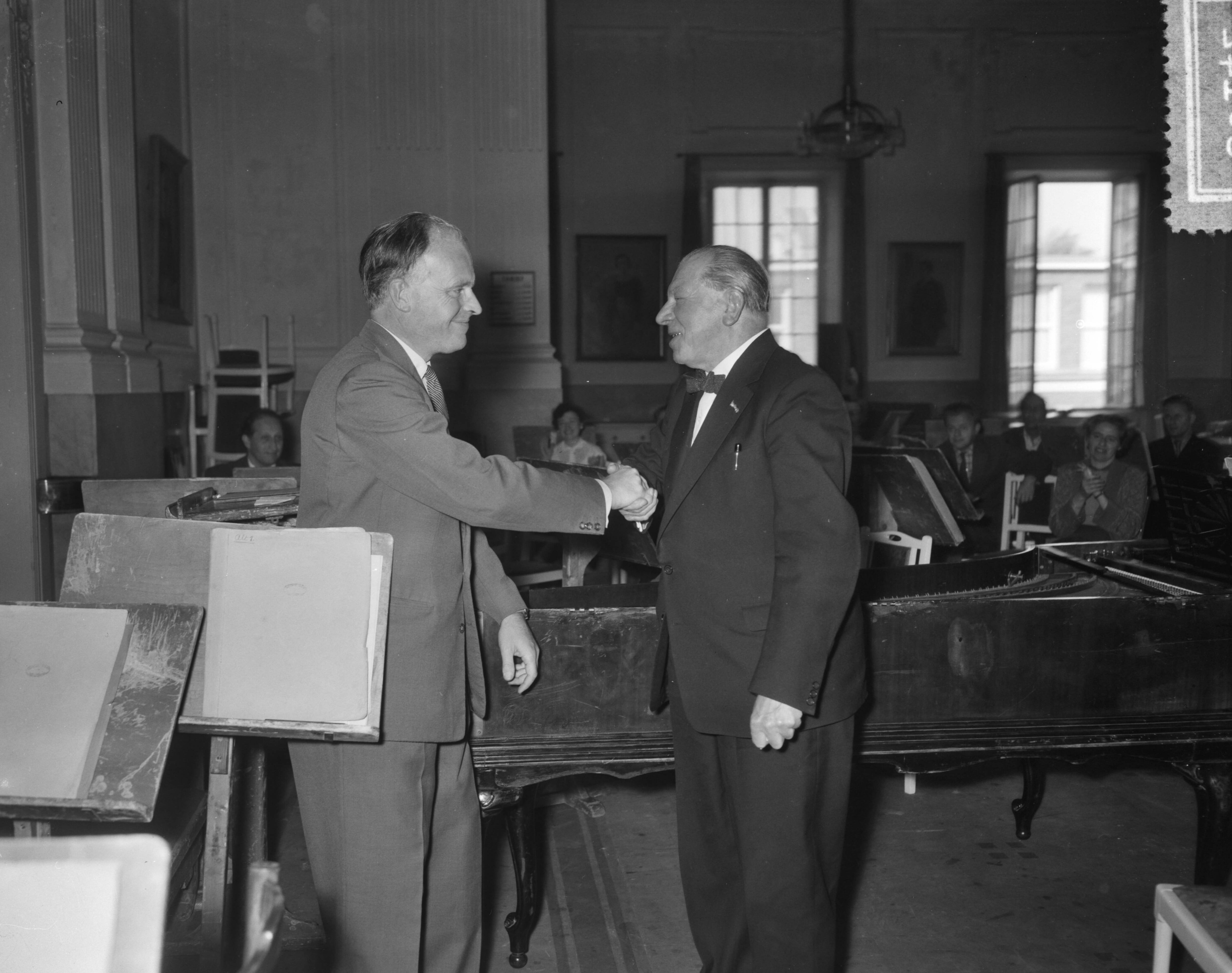 Fotocollectie Anefo — Afscheid solo-hoboïst Jaap Stotijn van Residentie-orkest in het Gebouw van Kunsten en Wetenschap te Den Haag — Foto: Pot, Harry / Anefo. Licentie: Set B: Rechtenvrij / Publiek Domein. Bron: Nationaal Archief. http://hdl.handle.net/10648/a94f4942-d0b4-102d-bcf8-003048976d84
