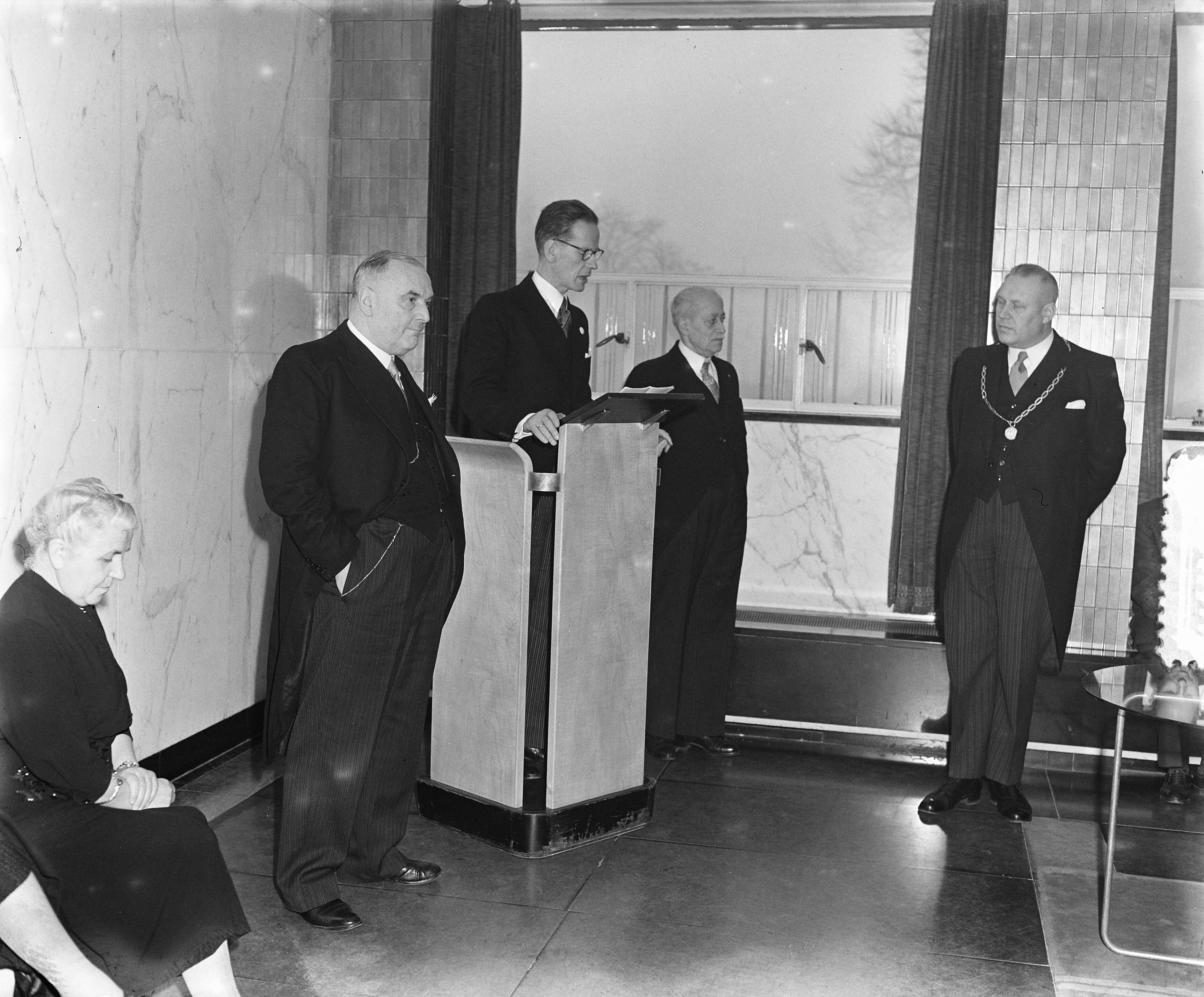 50-jarig bestaan HBS Hilversum — Foto: Rossem, Wim van / Anefo. — Licentie: Set B: Rechtenvrij / Publiek Domein. Bron: Nationaal Archief. http://hdl.handle.net/10648/a919669c-d0b4-102d-bcf8-003048976d84