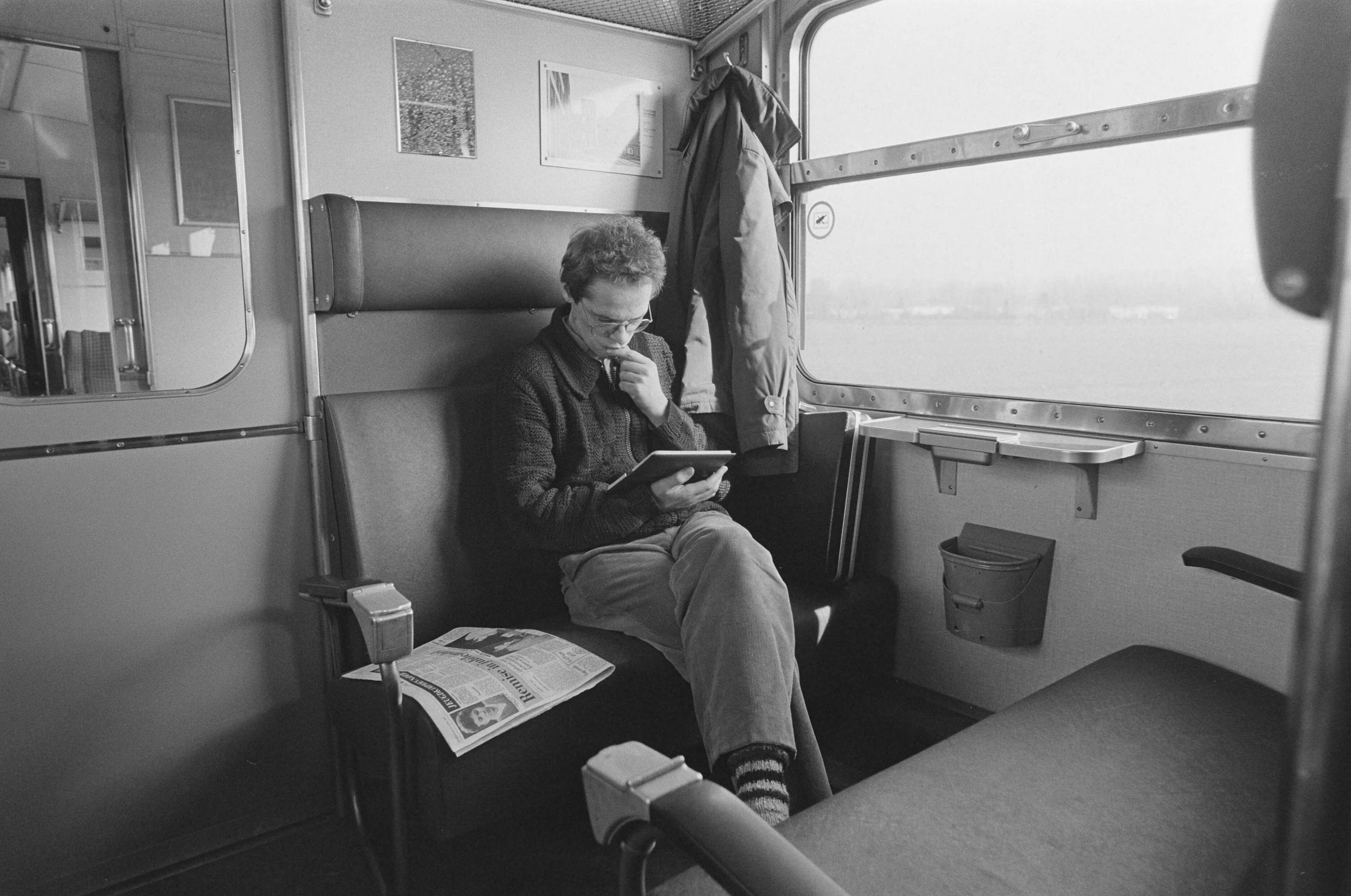Fotocollectie Anefo — Jannes van der Wal bereidt zich in de trein van Groninge naar Nijverdal voor op NK dammen — Foto: Bogaerts, Rob / Anefo. Licentie: Set B: Rechtenvrij / Publiek Domein. Bron: Nationaal Archief. http://hdl.handle.net/10648/ad5f66fc-d0b4-102d-bcf8-003048976d84