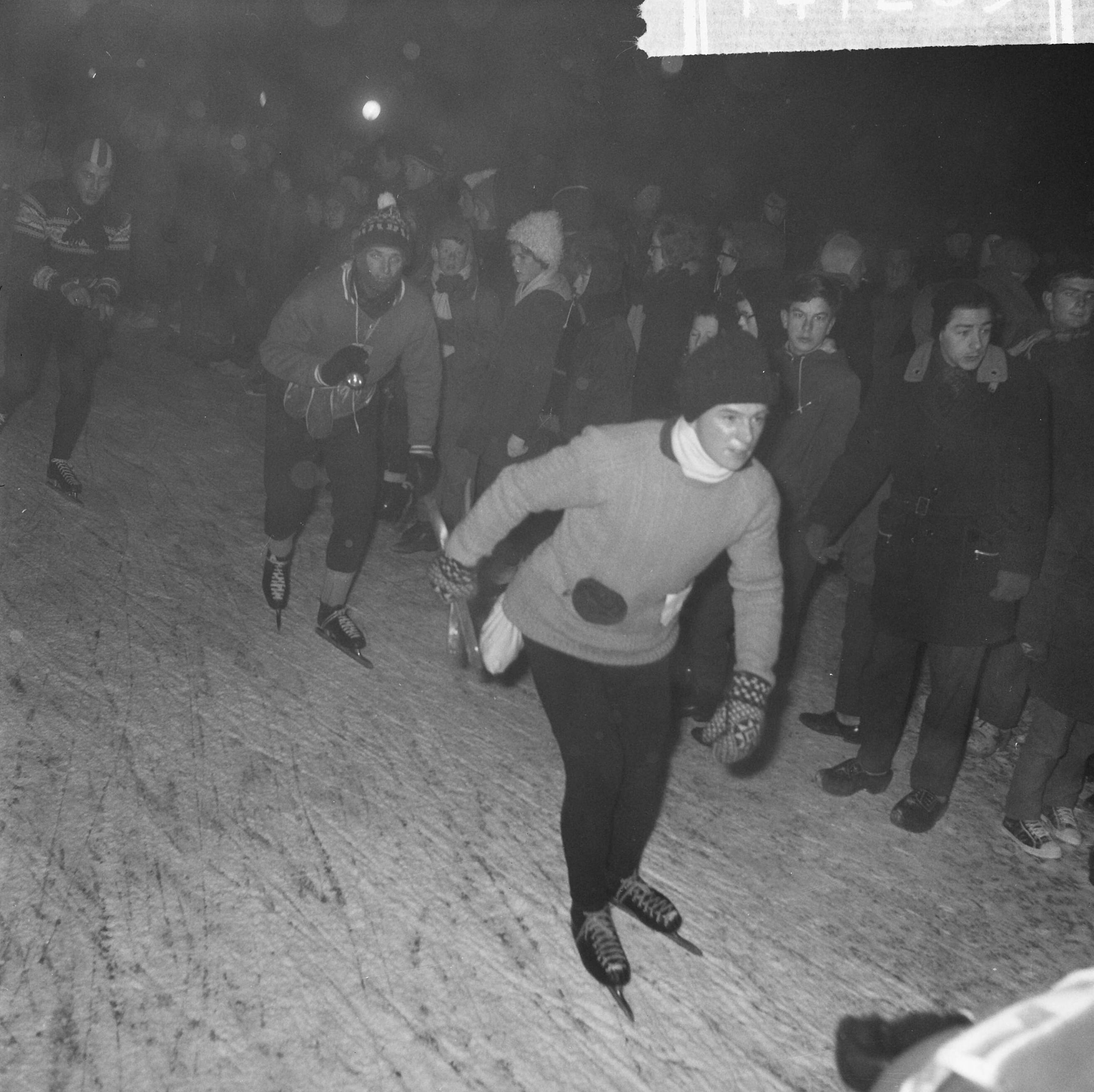Elfstedentocht 1963 — Elfstedentocht 1963. Op het ijs na de start te Leeuwarden [vrouwelijke deelneemster?] — Foto: Nijs, Jac. de / Anefo. Licentie: Set B: Rechtenvrij / Publiek Domein. Bron: Nationaal Archief. http://hdl.handle.net/10648/aa2691ae-d0b4-102d-bcf8-003048976d84